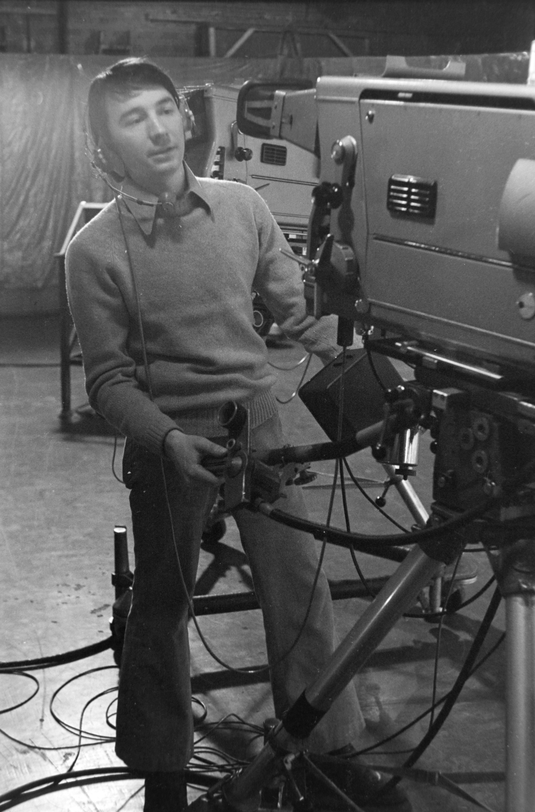Hungary, MTV III. stúdiója a TV Híradó élő adásának helyszíne. A kamera mögött Erős Péter operatőr., 1975, Erős Péter, Hungarian TV, television camera, Marconi-brand, Fortepan #200480