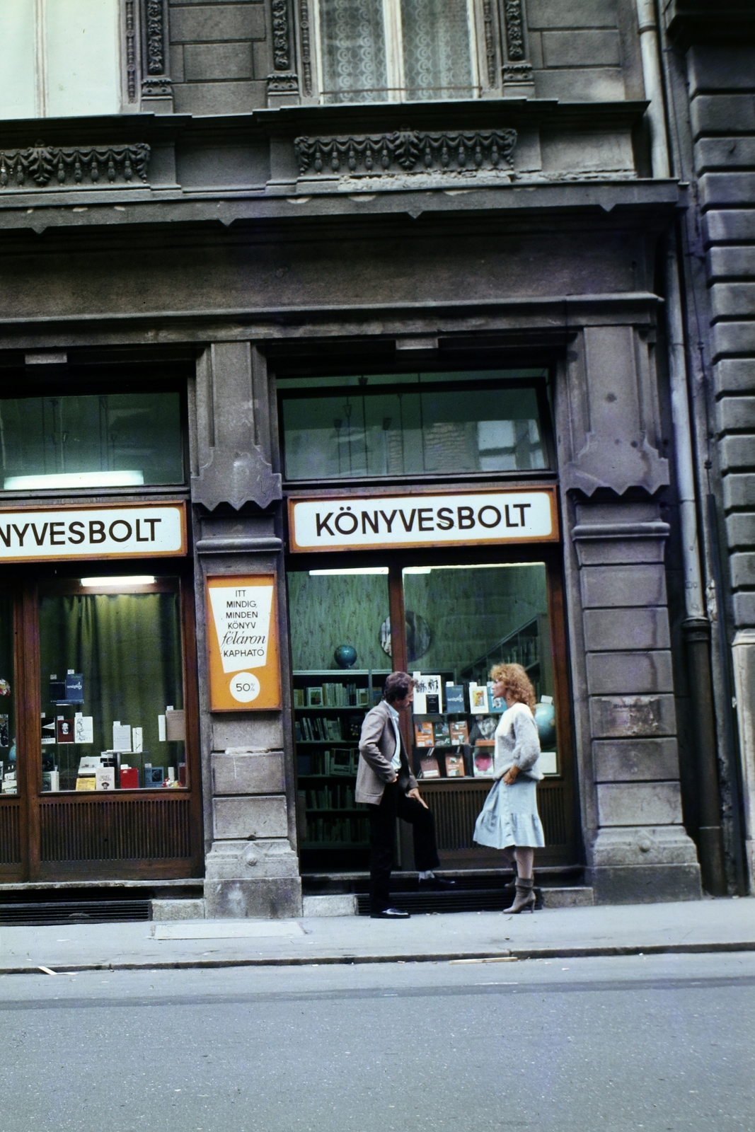 Hungary, Budapest VI., könyvesbolt a Nagymező utca 52-es számú házban. Horváth Attila és Halász Ilona manökenek., 1983, Erős Péter, colorful, african-american, Budapest, Fortepan #200483