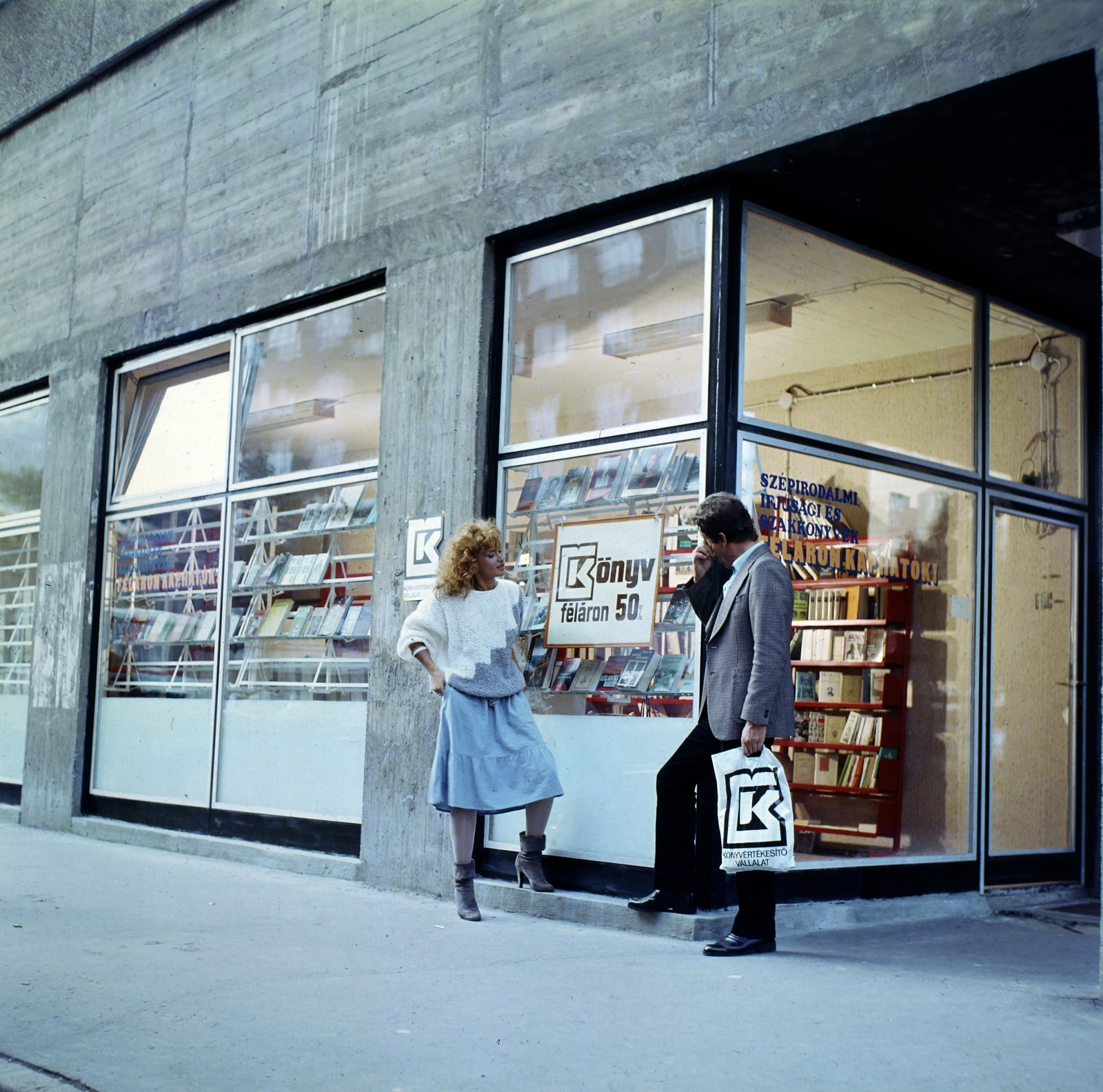 Hungary, Óbuda, Budapest III., könyvesbolt a Kerék utca 2. számú házban. Halász Ilona és Horváth Attila manökenek., 1983, Erős Péter, colorful, Budapest, Fortepan #200494