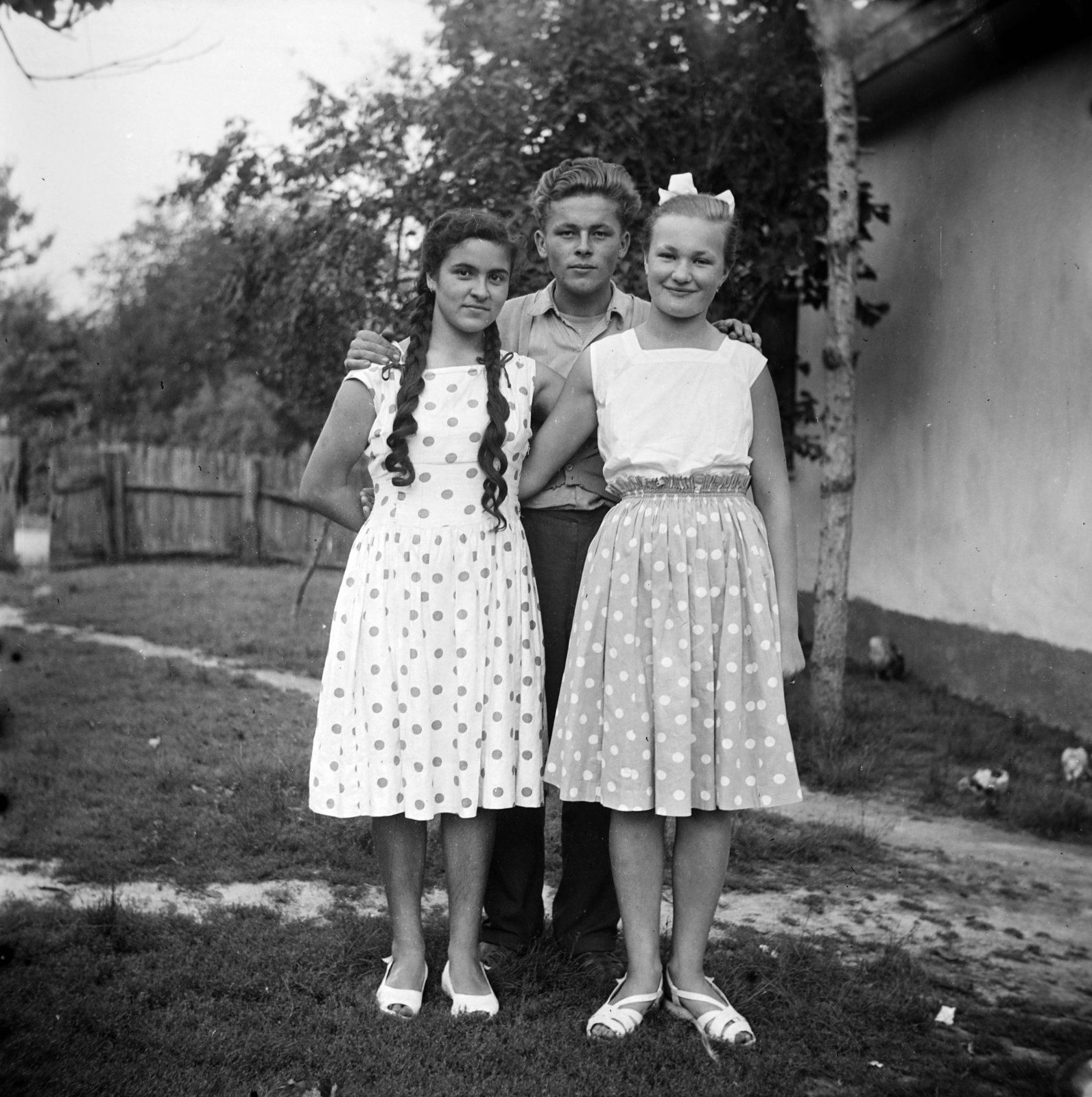 1958, Fadgyas István, arms around shoulders, hairdo, photo aspect ratio: square, girls, dotted dress, Fortepan #200508