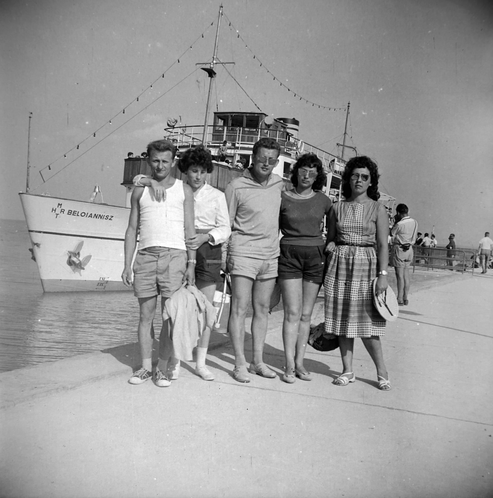 Hungary,Lake Balaton, Badacsonytomaj,Badacsony, hajóállomás, háttérben a Beloiannisz személyhajó, 1959, Fadgyas István, Beloiannisz ship, Lake Balaton, tableau, shorts, Fortepan #200510