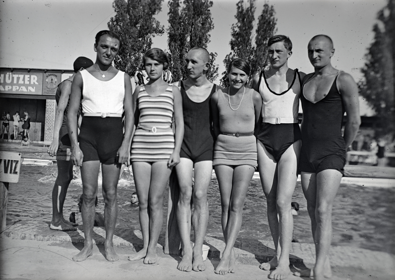 Hungary, Pécs, Balokány fürdő., 1924, Privát Fotó és Film Archívum-Höfler Tibor gyűjtemény, beach, bathing suit, striped dress, Fortepan #20052