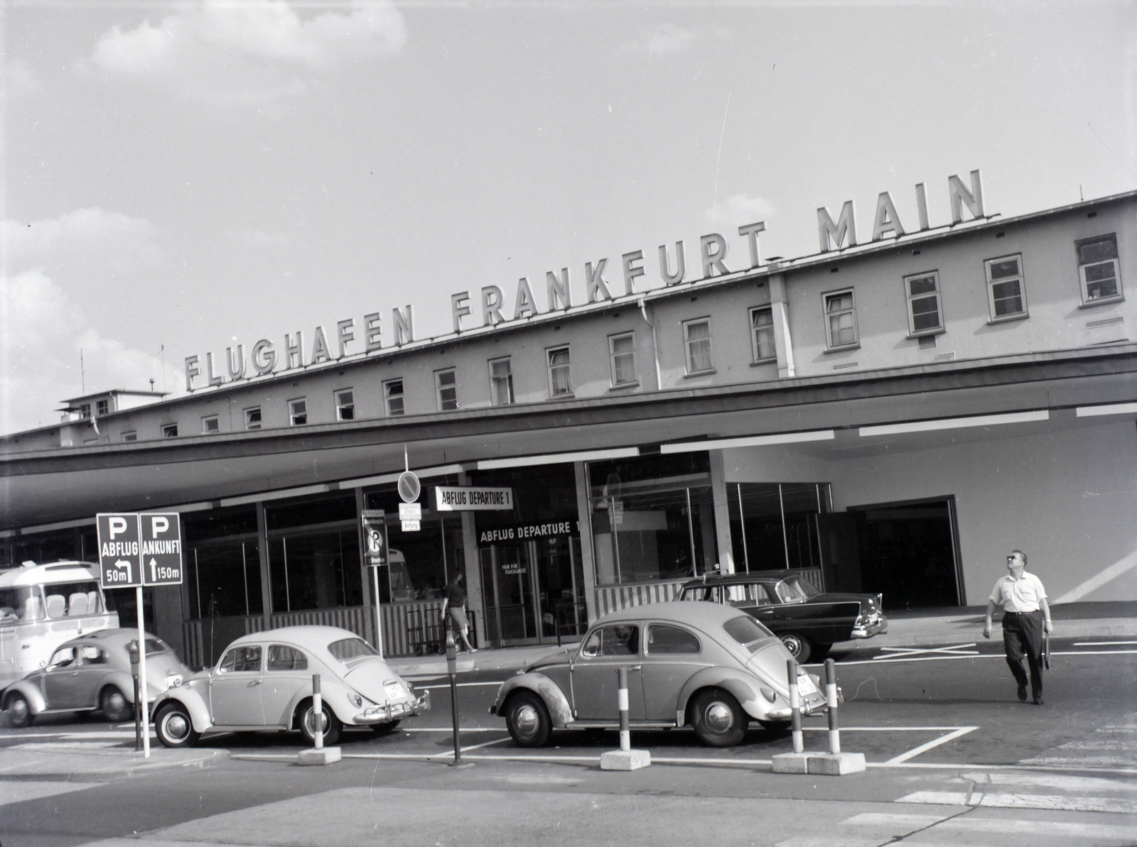 Germany, Frankfurt am Main, a Frankfurti repülőtér., 1963, Fejes Ágota, Volkswagen-brand, airport, FRG, Volkswagen Beetle, Fortepan #200527