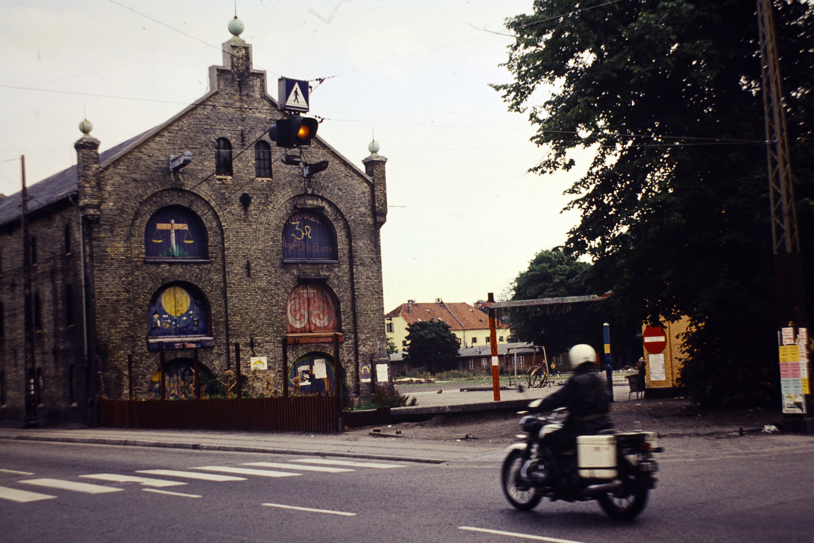 Dánia, Koppenhága, Prinsessegade - Bådsmandsstræde sarok, a Christiania (autonóm kommuna) bejárata., 1974, Fekete Mihály, színes, gyalogátkelő, Fortepan #200540
