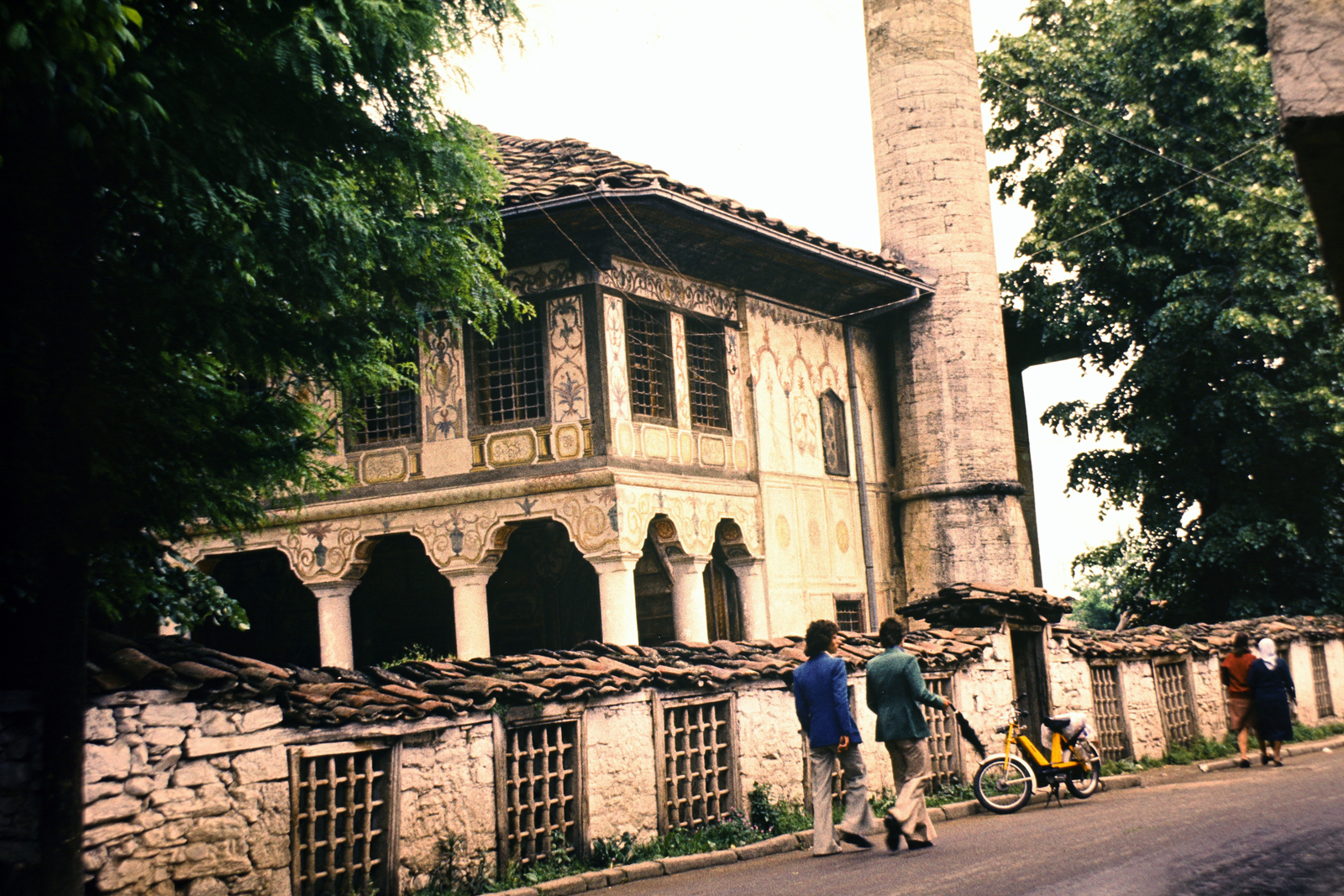 Tetovo, Festett mecset (Šarena Džamija) a Pena folyó partján., 1976, Fekete Mihály, Fortepan #200550