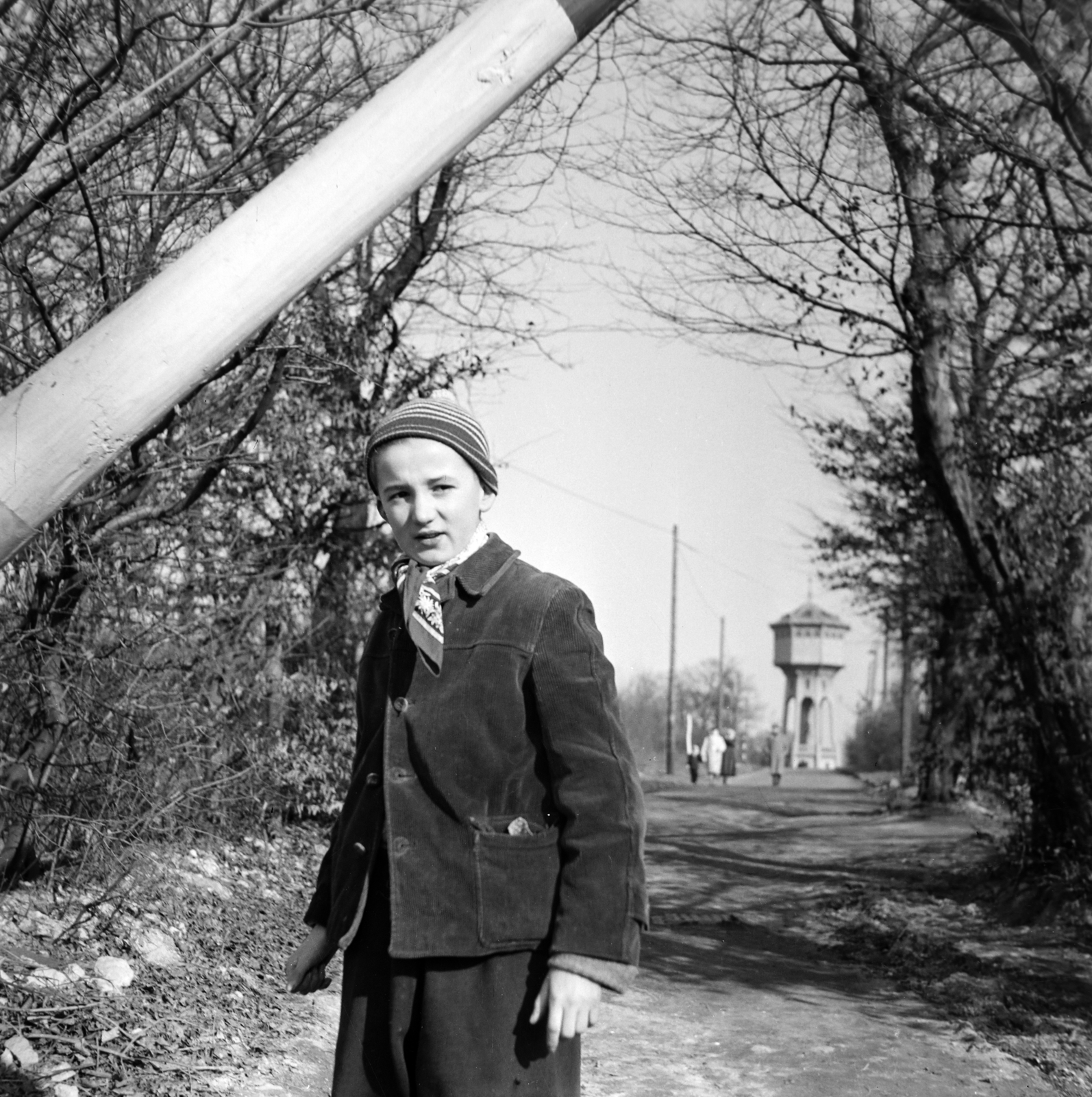 Hungary, Budapest XII., Sötétvágás utca a Gyermekvasút (Úttörővasút)-nál, szemben az Eötvös úton a Svábhegyi víztorony a Fülemile út kereszteződésénél., 1962, Fekete Mihály, Budapest, Fortepan #200597