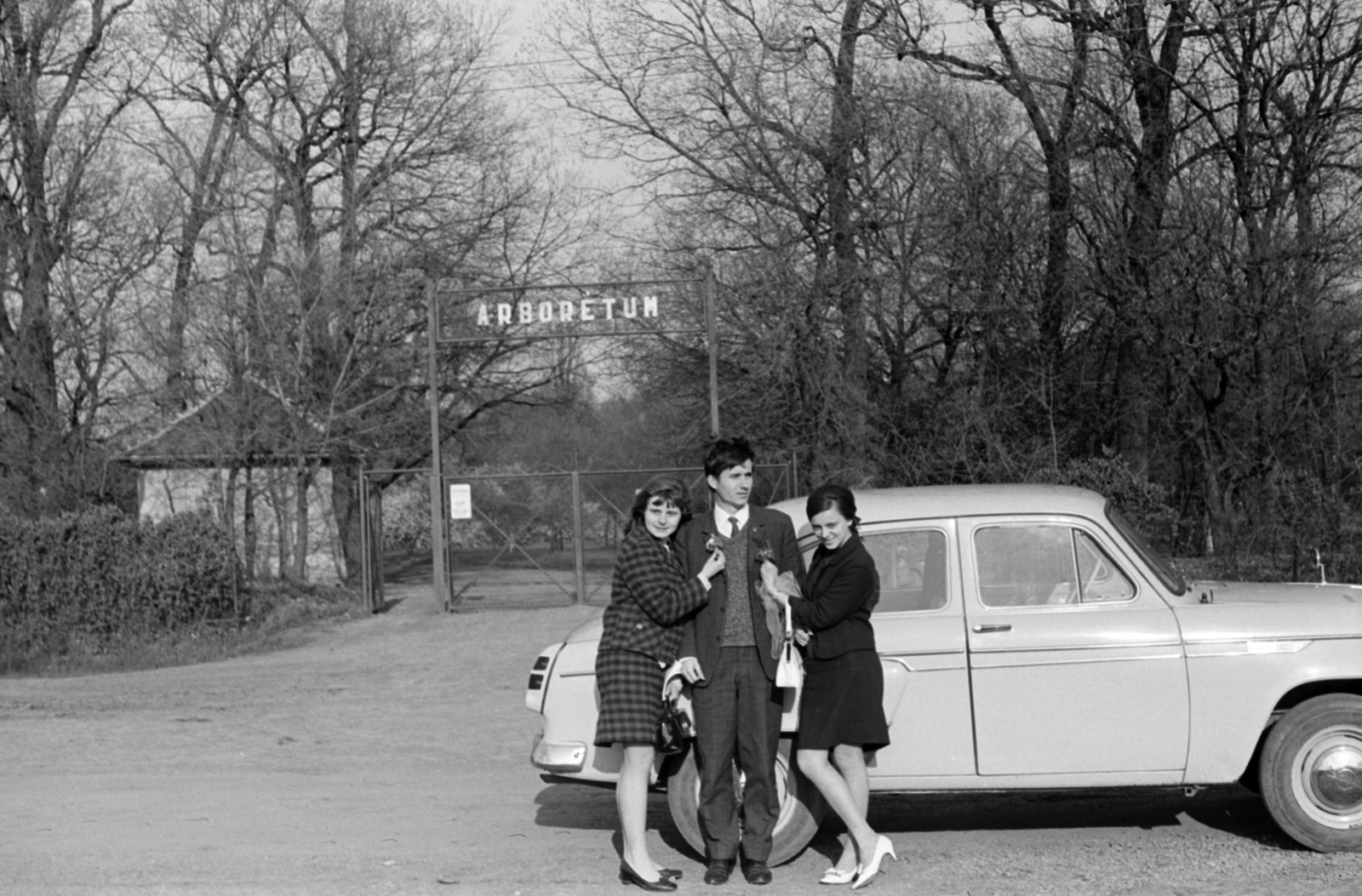 Hungary, Szarvas, a felvétel a Szarvasi Arborétum főbejárata előtt készült., 1965, Földvári Mihály, three people, Moskvitch-brand, Fortepan #200632