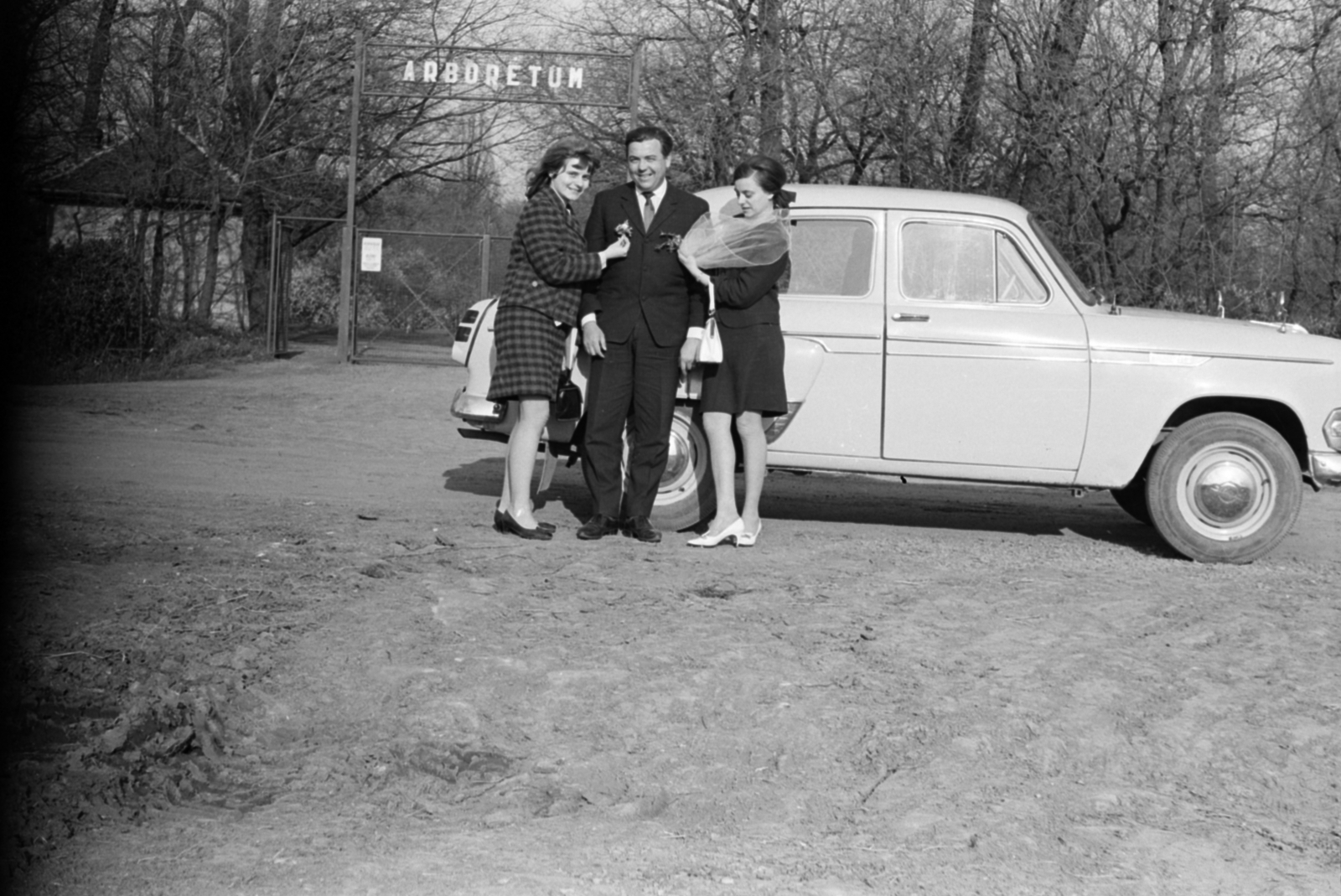 Hungary, Szarvas, a felvétel a Szarvasi Arborétum főbejárata előtt készült., 1965, Földvári Mihály, three people, Moskvitch-brand, Fortepan #200633