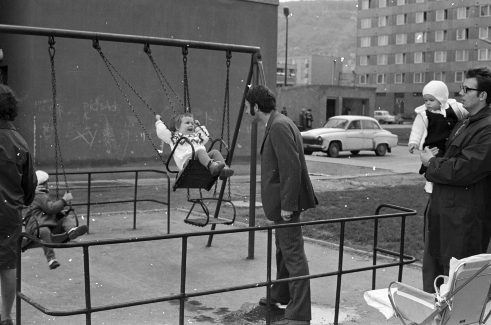 Magyarország, Tatabánya, Újváros, Ifjúság utca, balra a 30-as, jobbra a 29-es számú ház., 1972, Földvári Mihály, játszótér, felirat, hinta, graffiti, Fortepan #200639