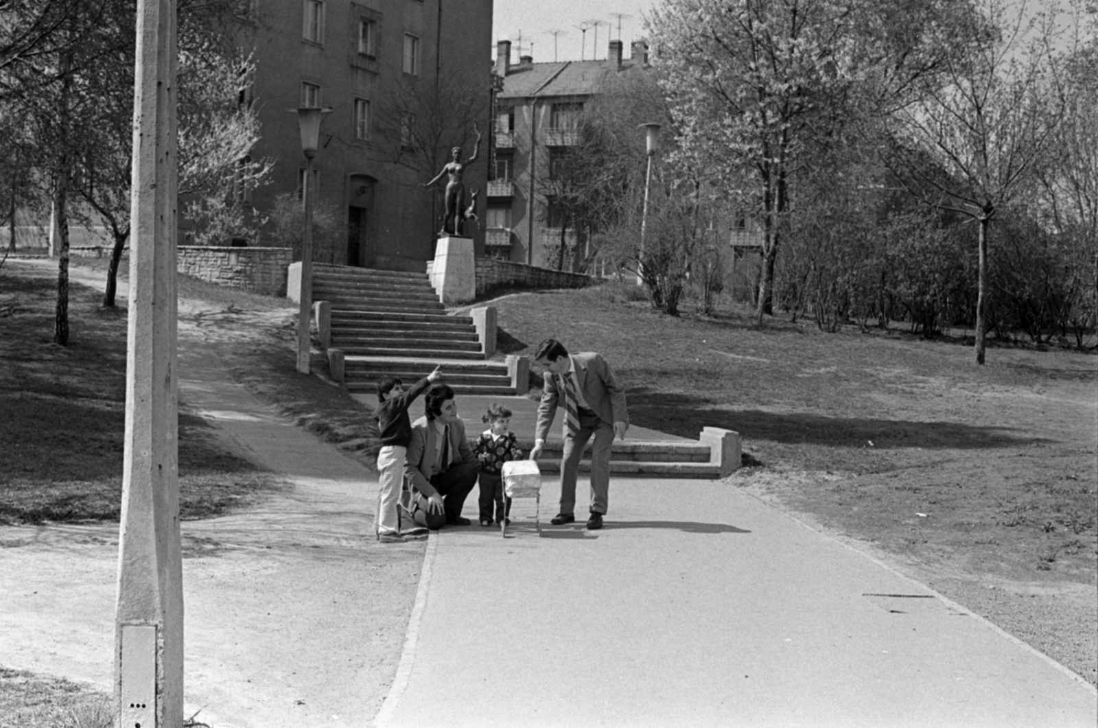 Hungary, Kazincbarcika, park az Építők útjánál. Diana őzzel, Huszár Imre szobrászművész alkotása (1959)., 1978, Földvári Mihály, Fortepan #200663