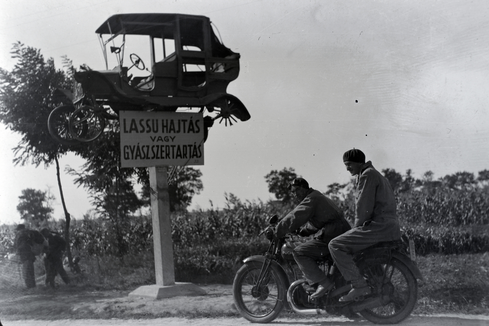 Hungary, Balatoni műút Lepsénynél, autósmementó., 1935, Privát Fotó és Film Archívum-Höfler Tibor gyűjtemény, ad, Puch-brand, motorcycle, Ford-brand, wreck, Fortepan #20067
