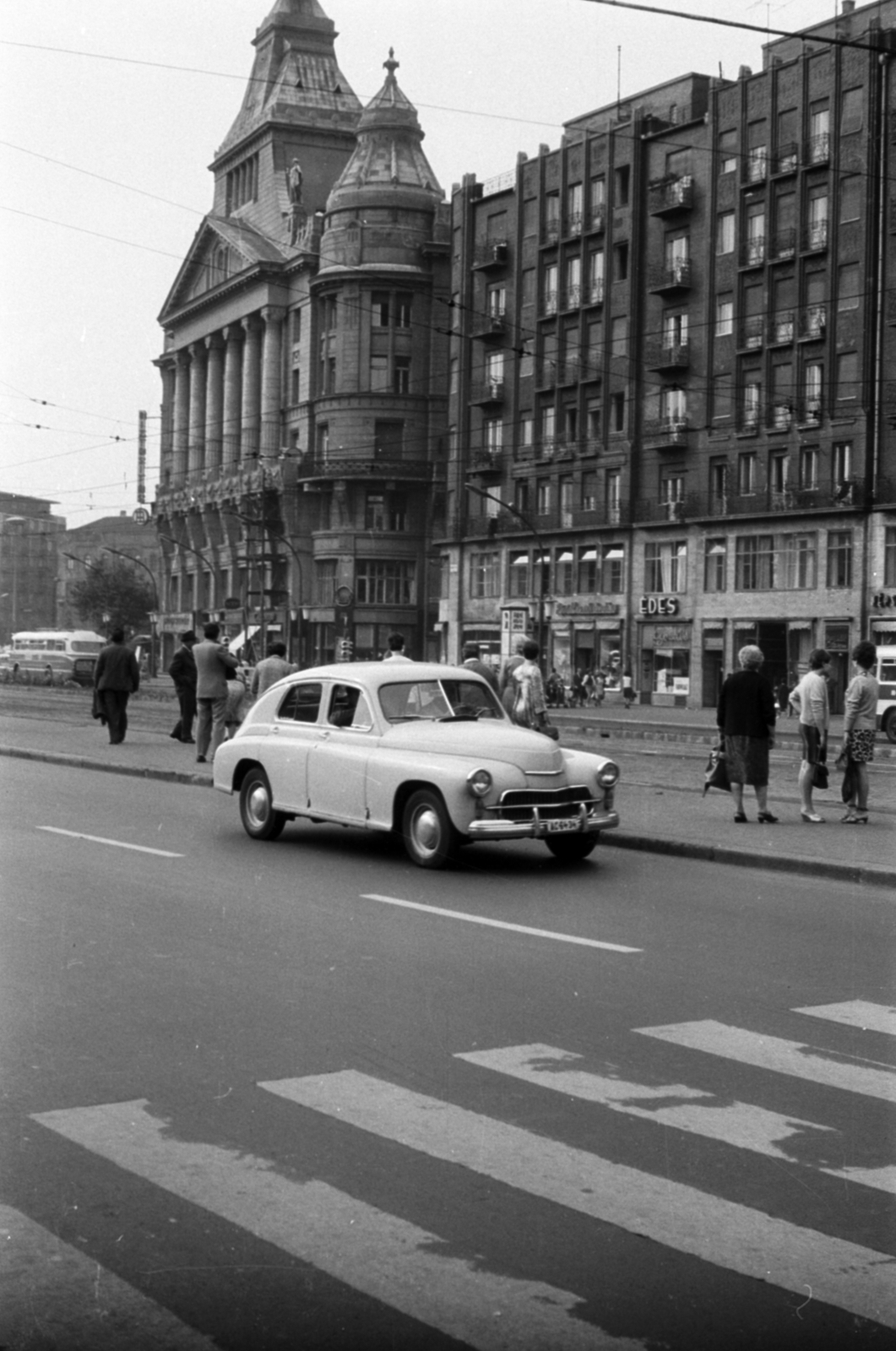 Hungary, Budapest V., Károly (Tanács) körút a Deák Ferenc tér felé nézve. Jobbra a Madách-házak, hátrébb az Anker-ház., 1970, Földvári Mihály, Budapest, Fortepan #200672