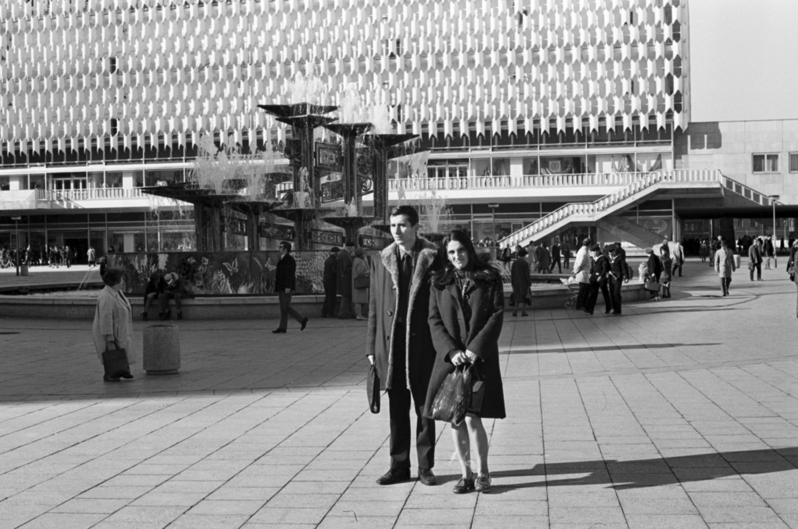 Germany, Berlin, Kelet-Berlin, Alexanderplatz. Előtérben a Népek Barátsága szökőkút (Brunnen der Völkerfreundschaft), mögötte a Centrum Áruház., 1970, Földvári Mihály, GDR, East-Berlin, Fortepan #200682