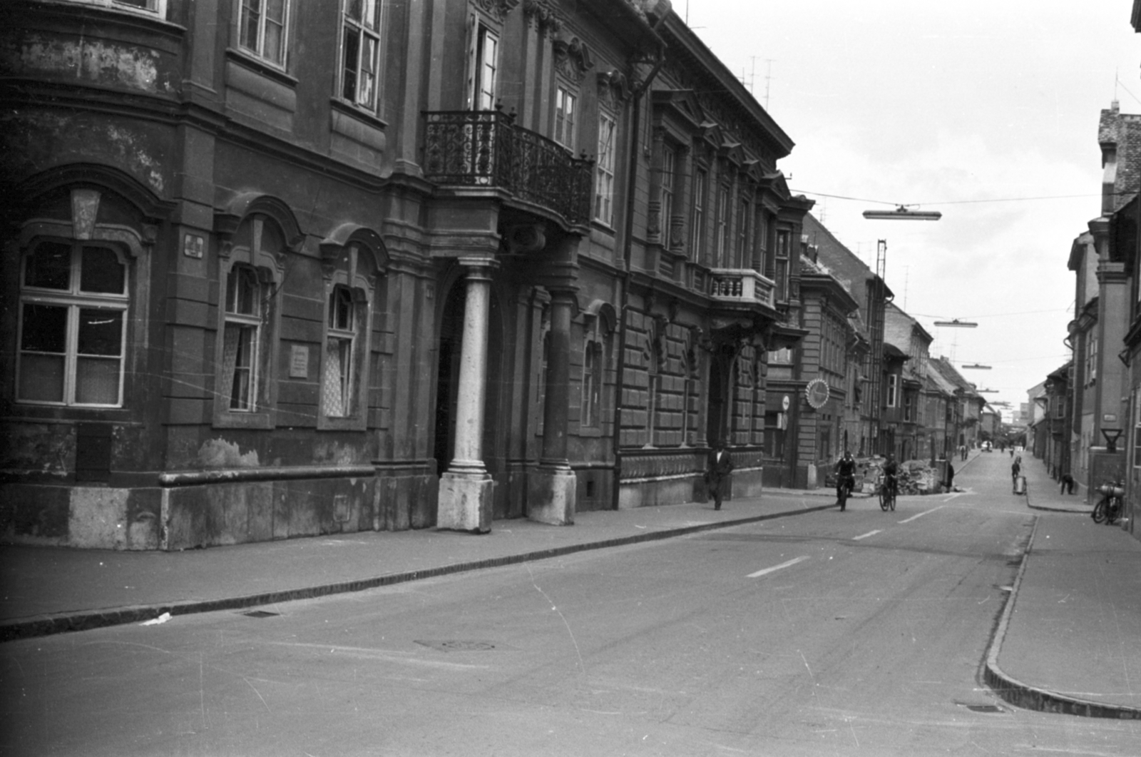 Hungary, Győr, Rákóczi Ferenc utca a Széchenyi térről a Teleki László (Gorkij) utca felé nézve, balra a Régi városháza épülete., 1970, Földvári Mihály, bicycle, Fortepan #200686