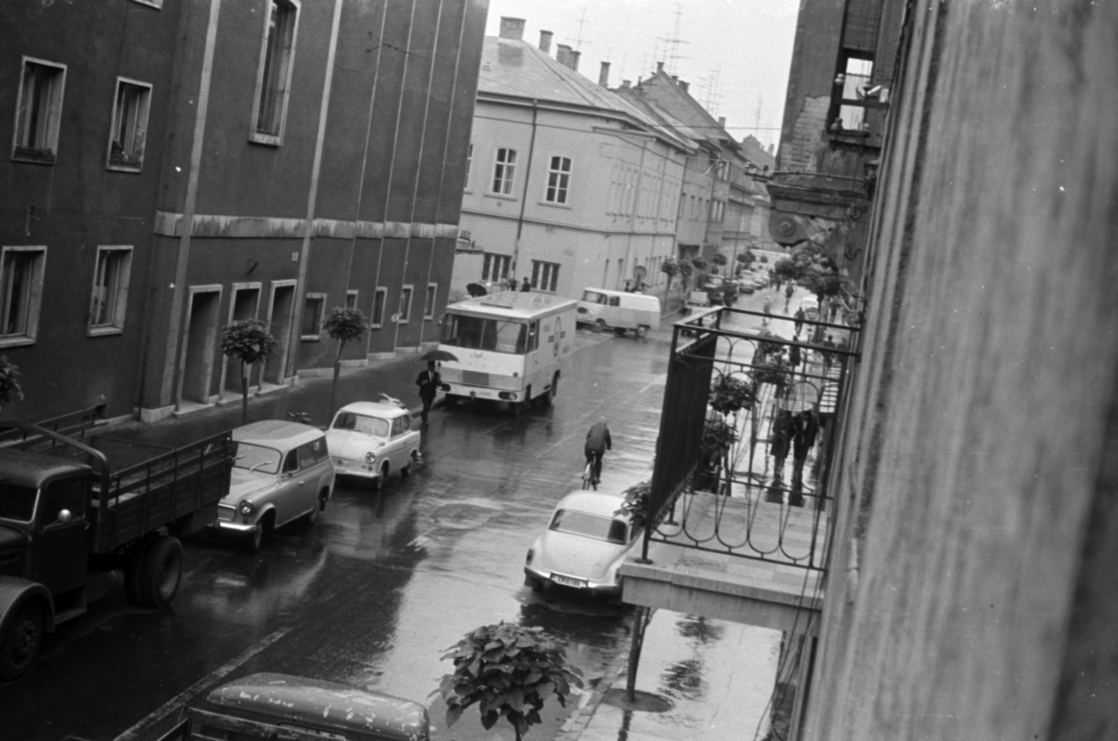 Hungary, Győr, a felvétel az Árpád út 22-es számú ház erkélyéről készült. Szemben balra a Rába mozi (később Richter Terem) az Aradi vértanúk útja sarkon., 1970, Földvári Mihály, bicycle, Fortepan #200690