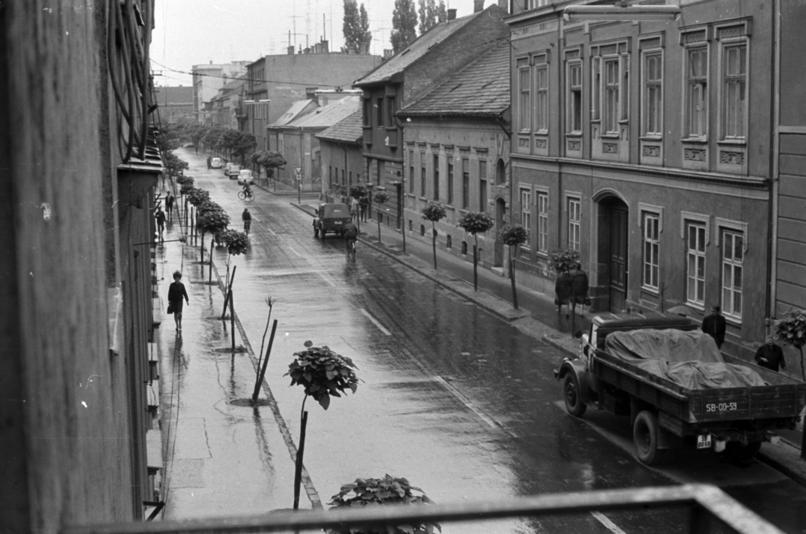 Hungary, Győr, a felvétel az Árpád út 22-es számú ház erkélyéről készült a Jókai utca kereszteződése felé., 1970, Földvári Mihály, commercial vehicle, bicycle, Fortepan #200691