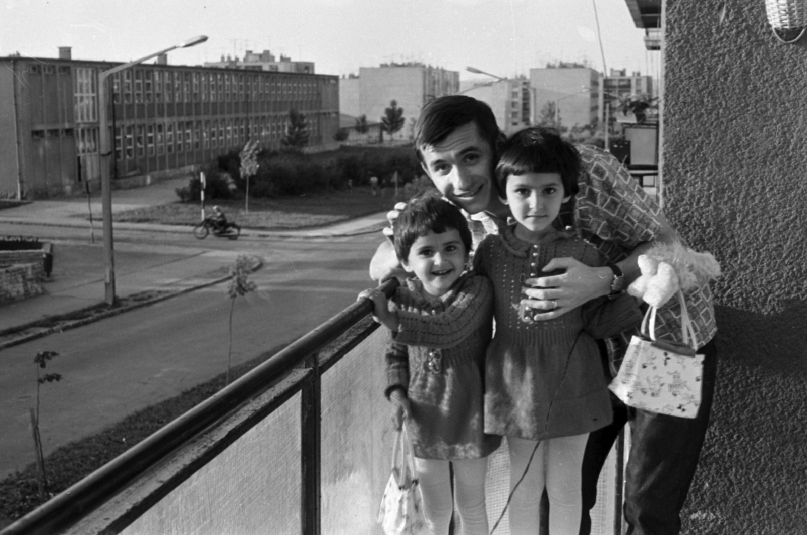 Hungary, Kazincbarcika, kilátás a Május 1. út 36-os számú házból, balra a Hámán Kató utca torkolata és a Május 1. Úti Általános Is­kola (később Don Bosco Általános Iskola, Szakiskola, Középiskola és Kollégium)., 1970, Földvári Mihály, kids, Fortepan #200692