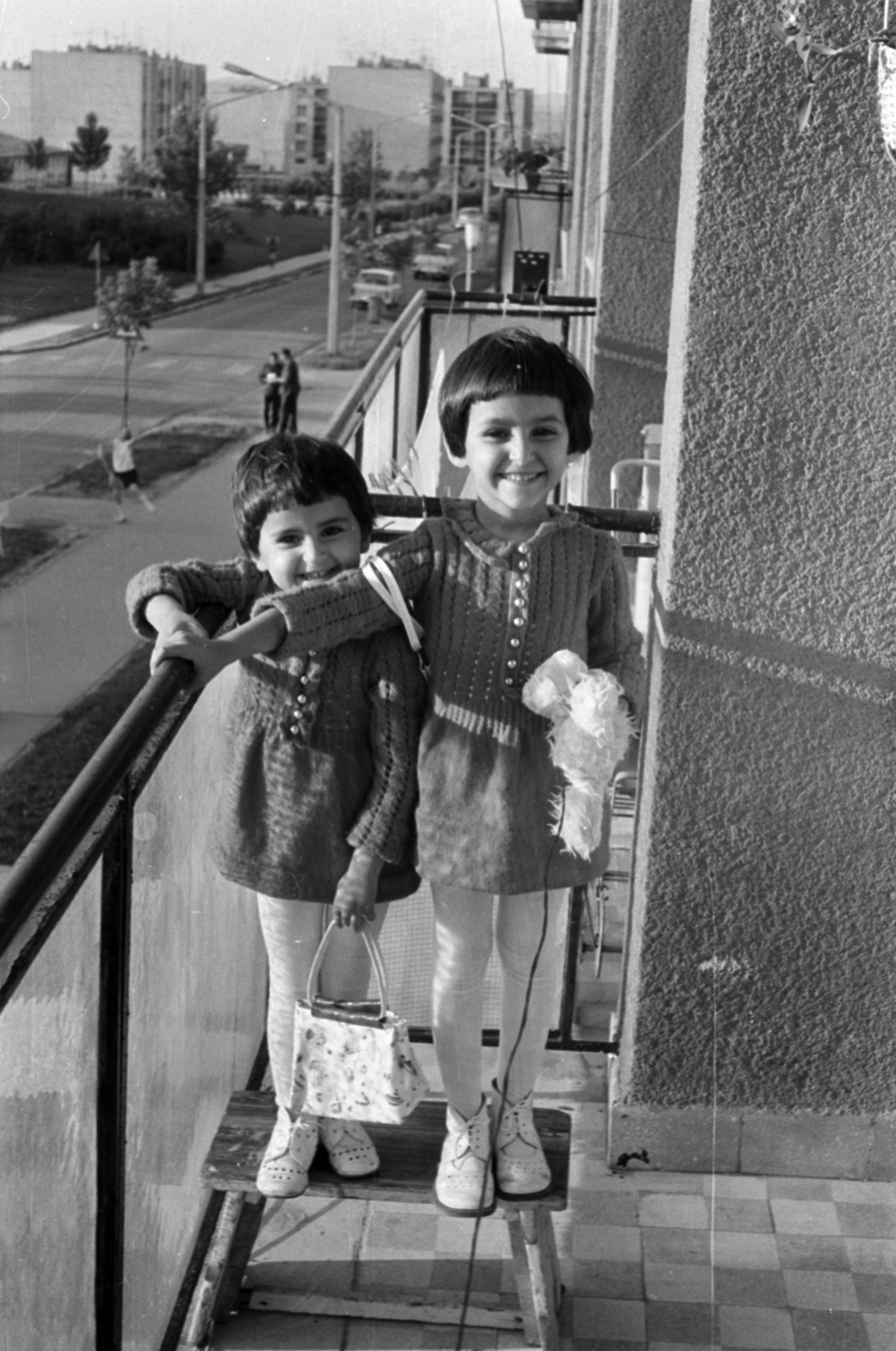 Magyarország, Kazincbarcika, kilátás a Május 1. út 36-os számú házból a Szendrey Júlia utca felé., 1970, Földvári Mihály, hajviselet, testvérek, kislány, Fortepan #200693