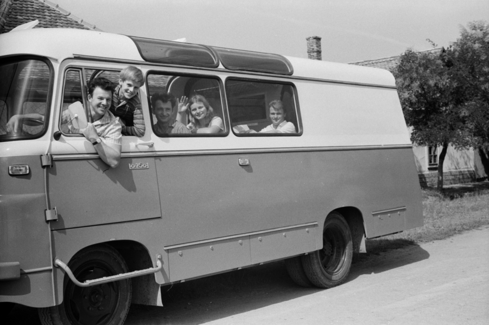 1969, Földvári Mihály, Robur-brand, leaning out of the window, Fortepan #200701