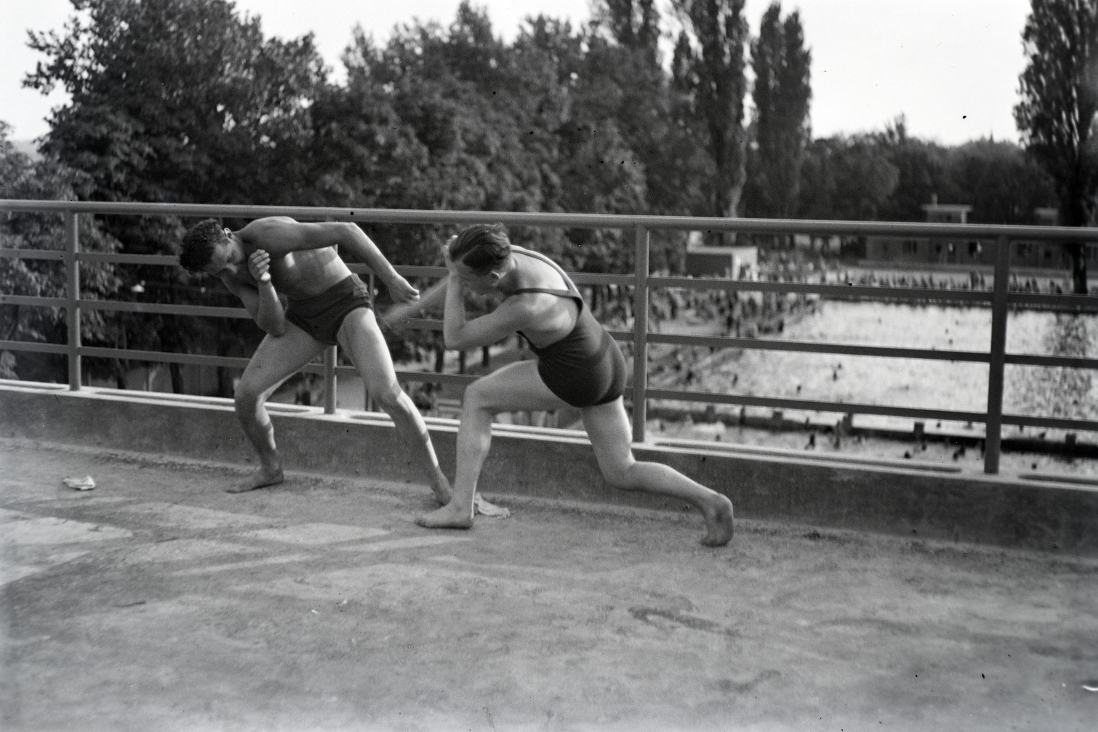 Hungary, Pécs, Balokány fürdő, a női öltöző felettii napozóterasz., 1929, Privát Fotó és Film Archívum-Höfler Tibor gyűjtemény, beach, wrestling, Fortepan #20071