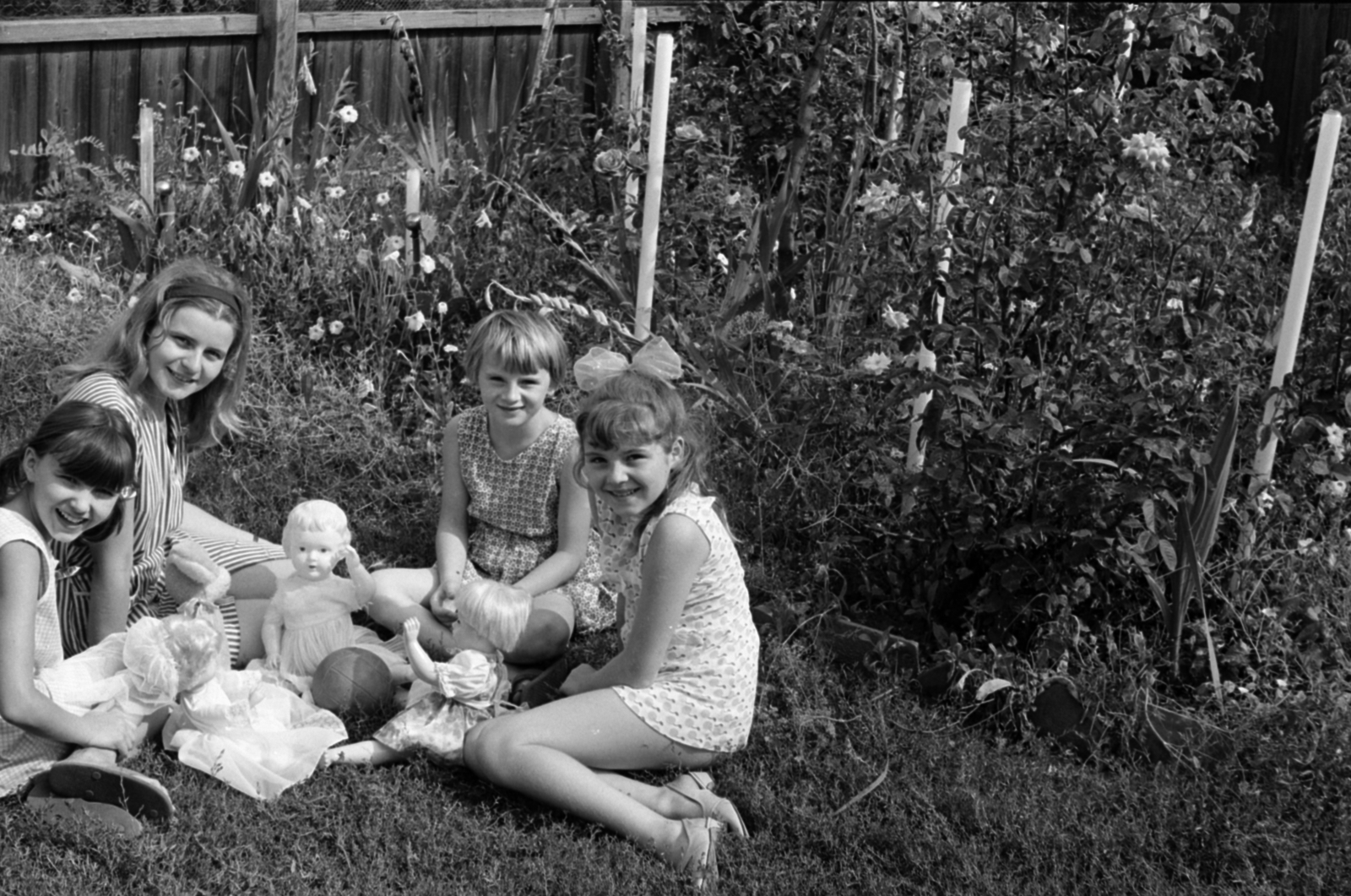 1969, Földvári Mihály, sitting on the ground, summer, toy doll, girls, Fortepan #200715