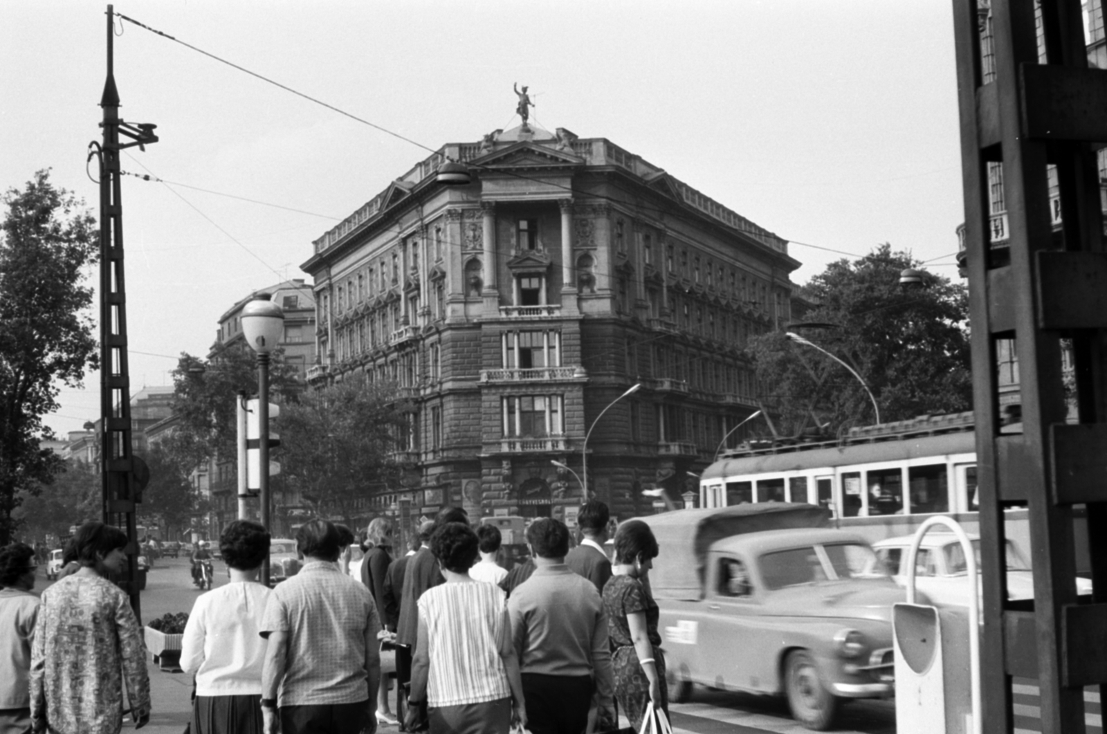 Hungary, Budapest V.,Budapest VI., Bajcsy-Zsilinszky út - Andrássy út (Népköztársaság útja) sarok, a Foncière-palota., 1971, Földvári Mihály, Budapest, Fortepan #200727