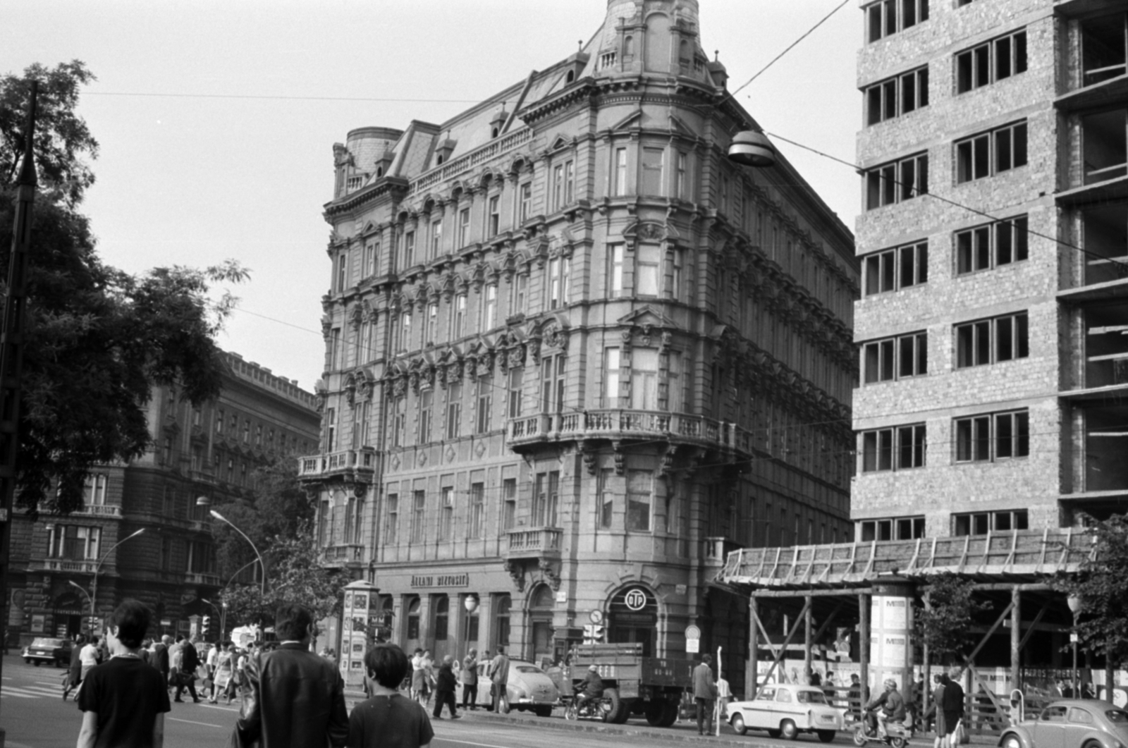 Magyarország, Budapest VI., Bajcsy Zsilinszky út, szemben az Andrássy út (Népköztársaság útja) és a Paulay Ede utca között a Stein-palota., 1971, Földvári Mihály, Budapest, Fortepan #200728