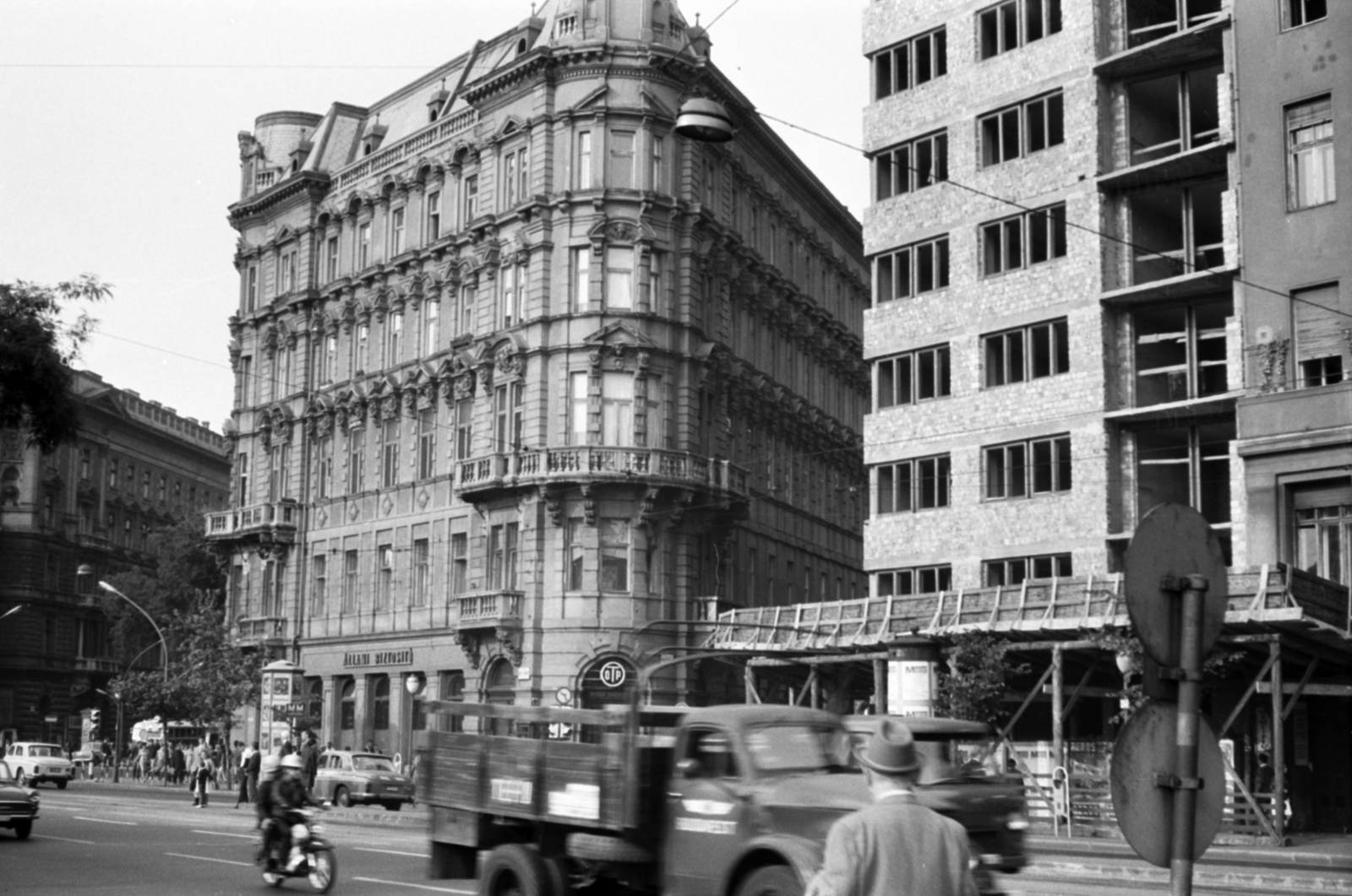 Hungary, Budapest VI., Bajcsy Zsilinszky út, szemben az Andrássy út (Népköztársaság útja) és a Paulay Ede utca között a Stein-palota., 1971, Földvári Mihály, Budapest, Fortepan #200729