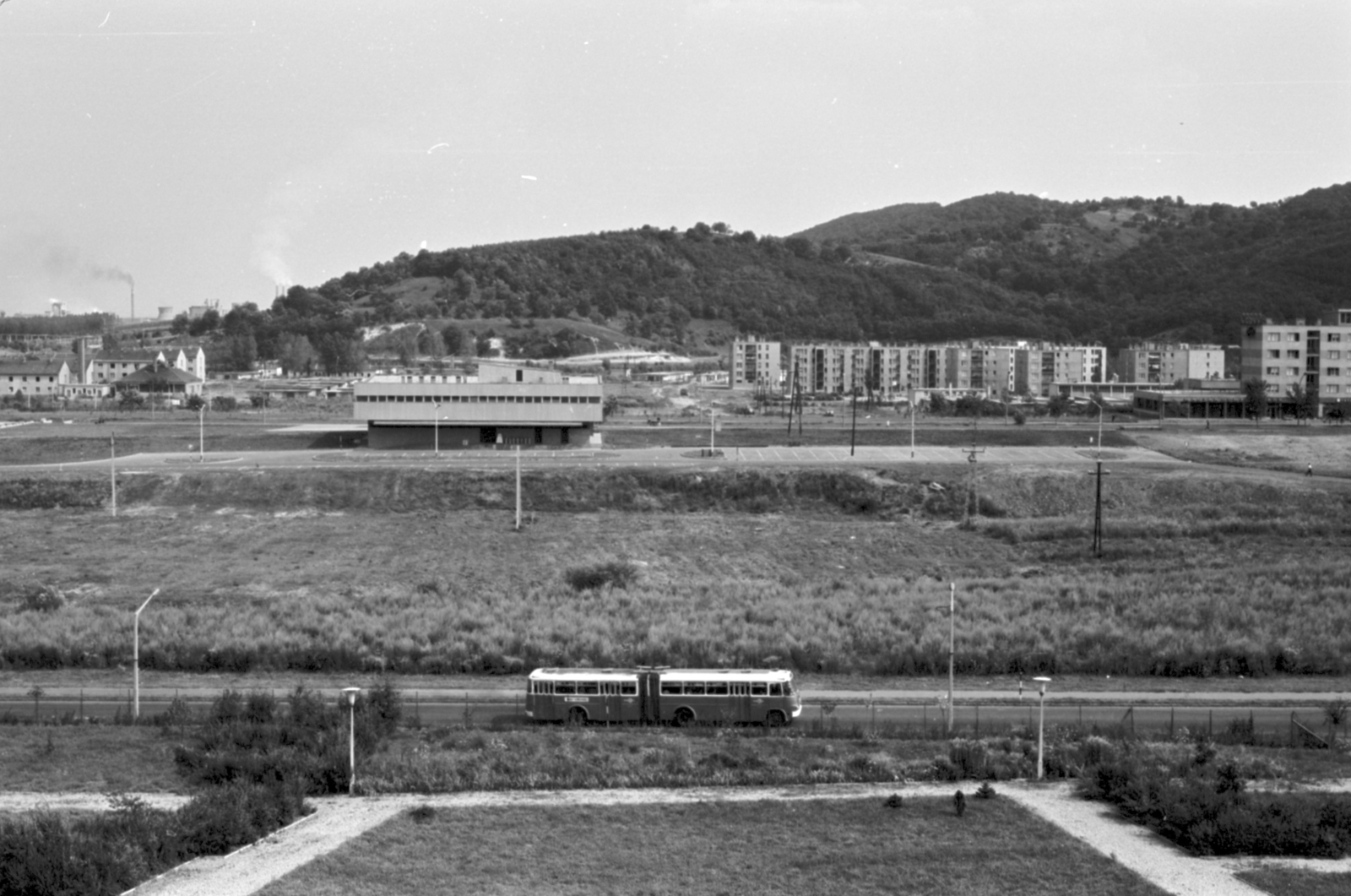 Magyarország, Kazincbarcika, kilátás a Városi Kórház tetejéről. Balra a távolban a Borsodi Vegyi Kombinát (később BorsodChem)., 1974, Földvári Mihály, csuklós busz, Fortepan #200741