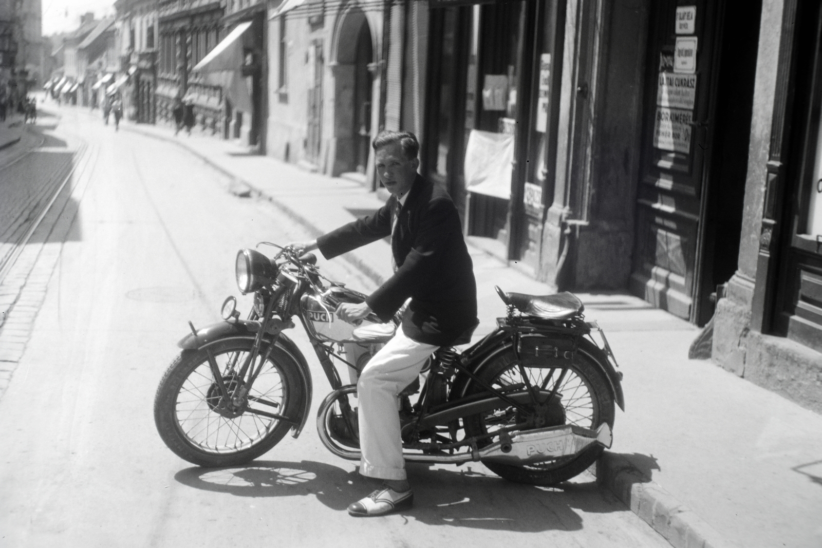 Hungary, Pécs, Ferencesek utcája, háttérben a Ferences templom. Puch 250L típusú motorkerékpár., 1935, Privát Fotó és Film Archívum-Höfler Tibor gyűjtemény, ad, Austrian brand, Puch-brand, motorcycle, Fortepan #20075