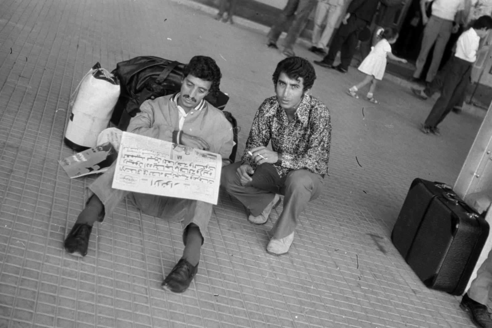 1975, Földvári Mihály, newspaper, reading, suitcase, travelling, Arabic script, Fortepan #200756