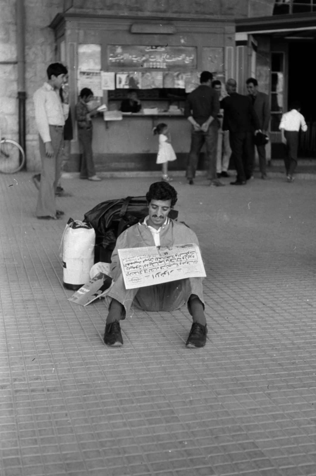1975, Földvári Mihály, newspaper, reading, travelling, Arabic script, Fortepan #200757