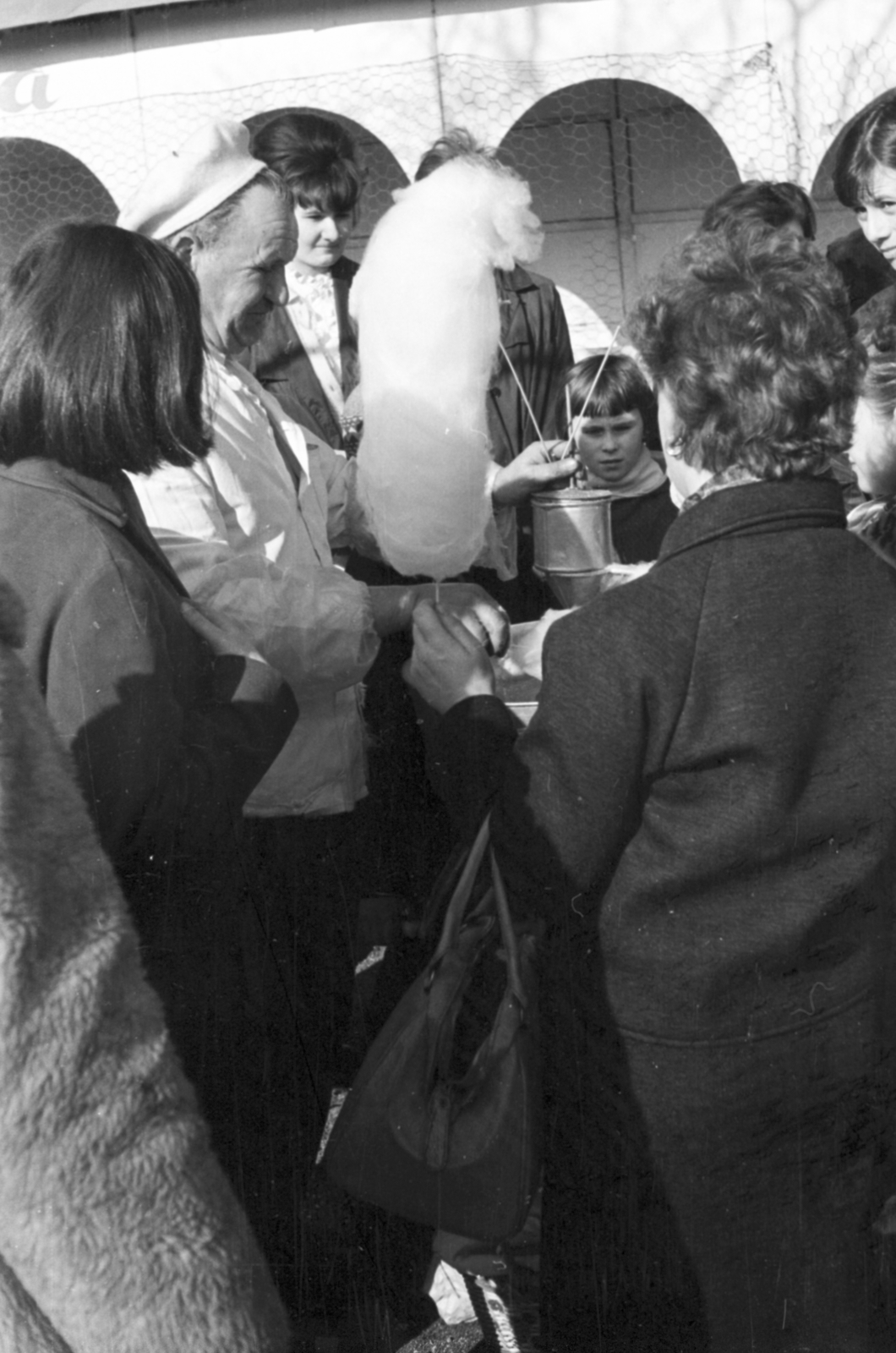 Hungary, Szeged, Roosevelt tér, vattacukor árus a Birka csárda előtt., 1971, Földvári Mihály, Fortepan #200758