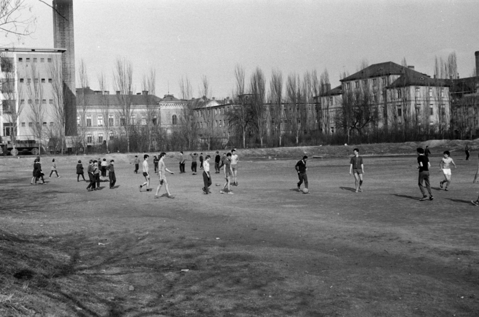 Hungary, Szeged, sportpálya a Semmelweis utca és a Szikra utca között, szemben az orvosegyetem épületei, balra a kollégium., 1971, Földvári Mihály, Fortepan #200762