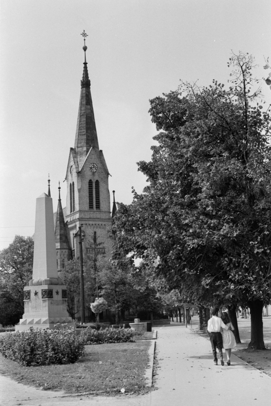 Hungary, Szentes, Luther (Tolbuhin tér) szovjet emlékmű, jobbra a Kossuth Lajos utca, szemben az evangélikus templom., 1968, Földvári Mihály, church, monument, Soviet memorial, Fortepan #200781