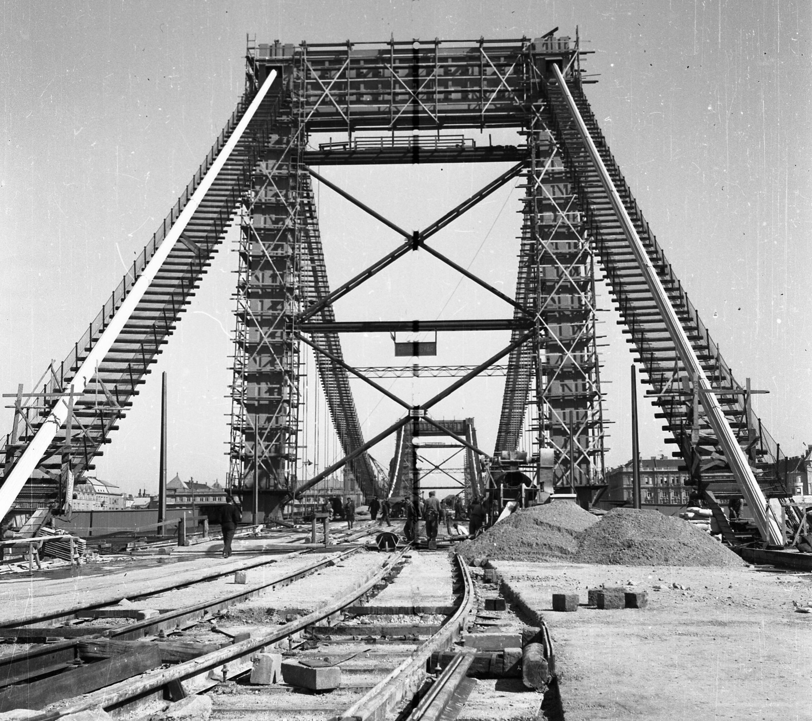 Hungary, Budapest, az épülő Erzsébet híd a budai hídfőtől nézve., 1964, Urbán Tamás, bridge building, scaffolding, Fortepan #20081