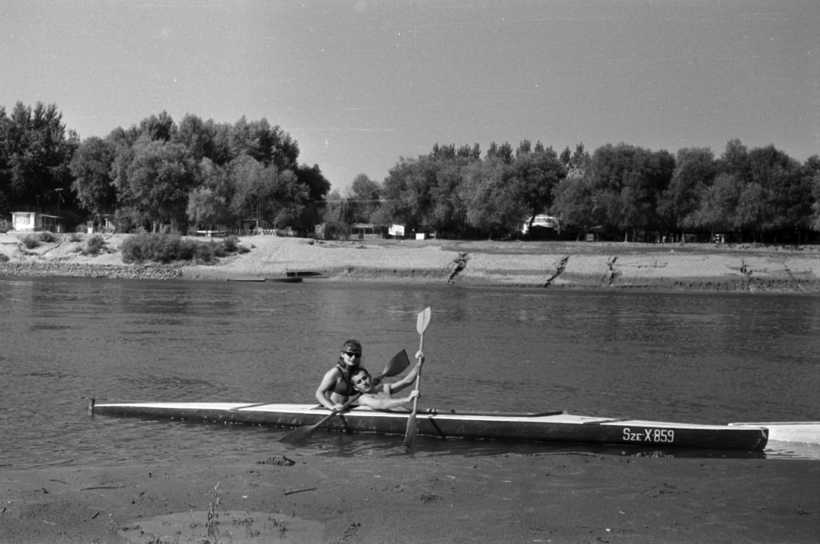 Hungary, Szeged, Tisza-part, a túlparton balra a Sárga üdülőtelep (Tömörkény vagy Tiszavirág üdülőtelepként is említik)., 1968, Földvári Mihály, Fortepan #200810