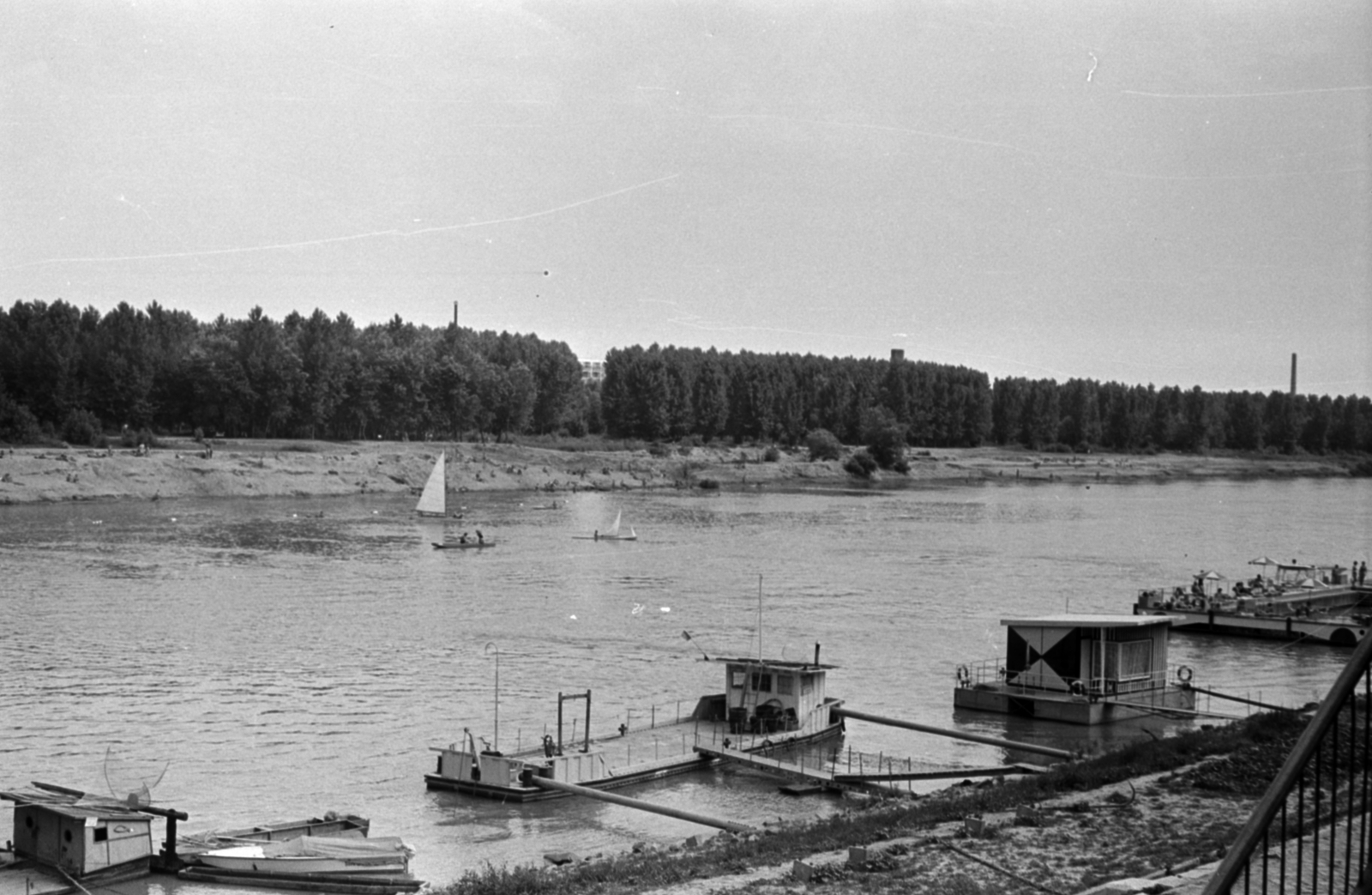 Magyarország, Szeged, Tisza-part, bárkák, jobb szélen a Szőke Tisza állóhajó fürdőkosara., 1968, Földvári Mihály, Fortepan #200821