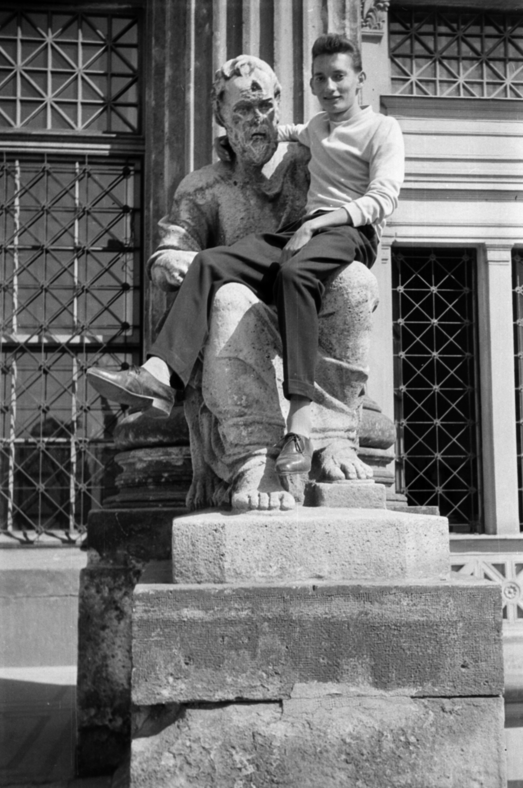 Hungary, Szeged, Móra Ferenc Múzeum., 1968, Földvári Mihály, sculpture, jesting, sitting on lap, Fortepan #200823