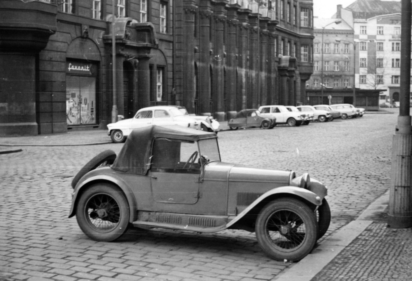 Csehország, Prága, Senovážné námestie, bal szélen a 33-as számú ház., 1969, Fekete Mihály, Csehszlovákia, Fortepan #200838