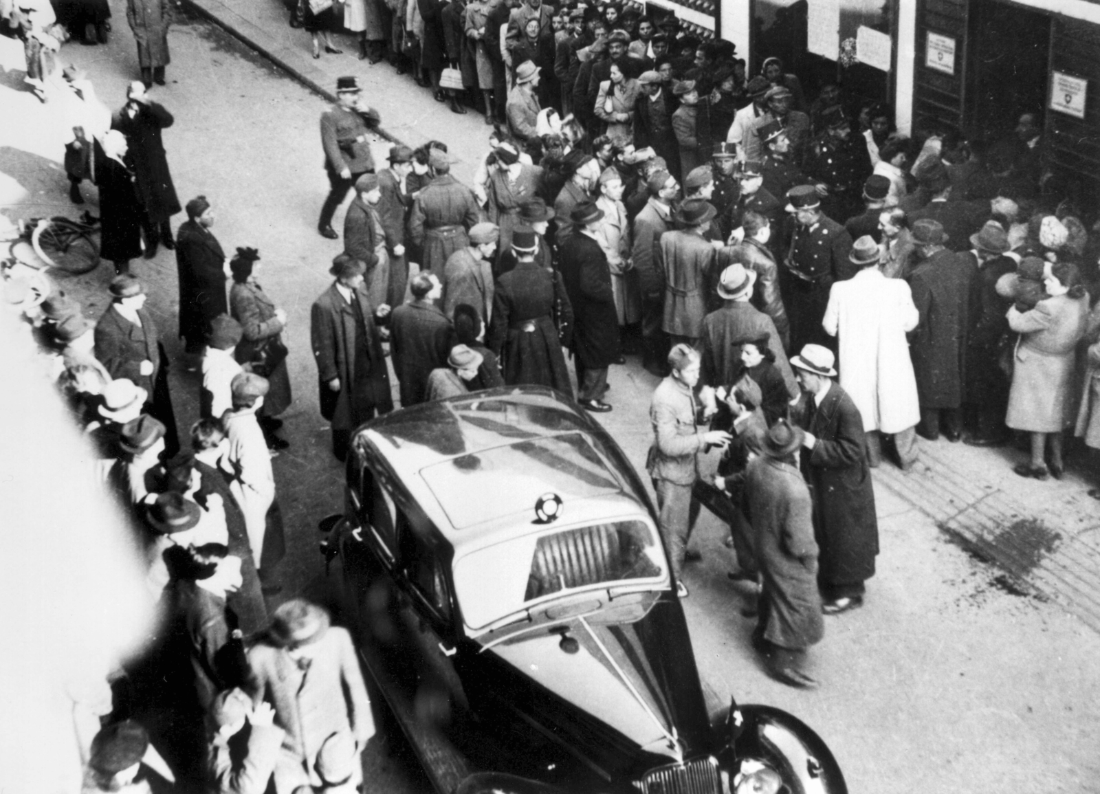 Hungary, Budapest V., Vadász utca 29., az "Üvegház", a Svájci Követség Idegen Érdekek Képviseletének kivándorlási osztálya., 1944, Fortepan, holocaust, greenhouse, Budapest, persecution of Jews, mass, automobile, cop, standing in line, Fortepan #200853