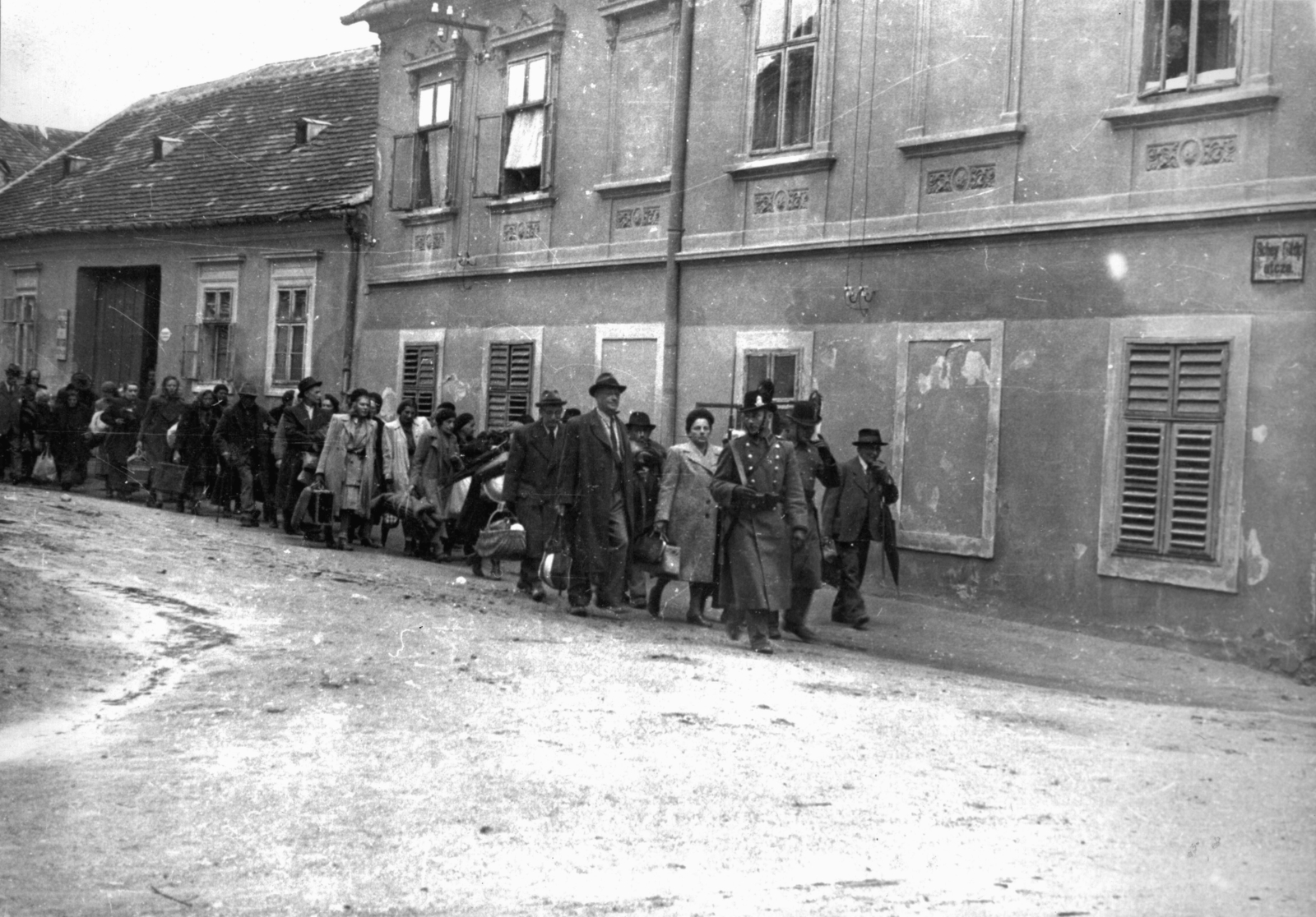 Hungary, Kőszeg, Schey Fülöp utca a Várkörnél. Zsidók gyalogmenete a Schey Fülöp utcai gettóból a vasútállomásra 1944. június 18-án. A szombathelyi gettóba történő átszállításuk után, 1944. július 4-én, Auschwitzba deportálták a foglyokat., 1944, Fortepan, gendarme, holocaust, displacement, judaism, Fortepan #200856