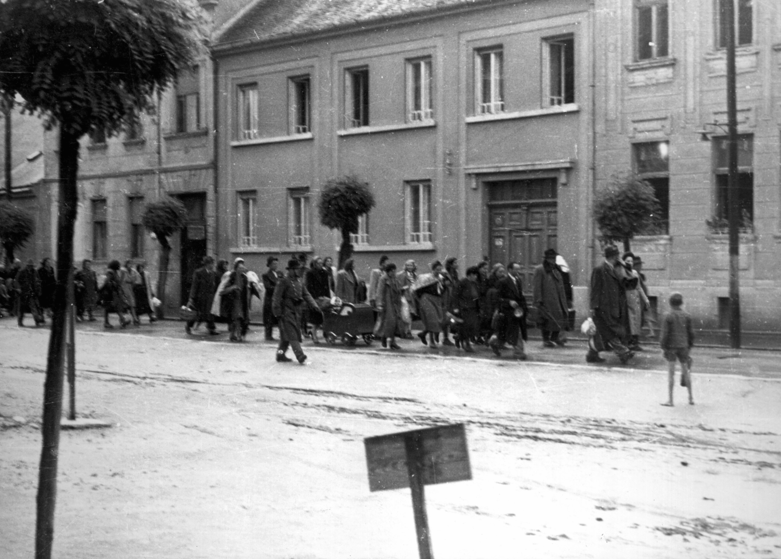 Magyarország, Kőszeg, Kossuth Lajos utca a 13., 15. és 17. számú házak előtt. Zsidók gyalogmenete a Schey Fülöp utcai gettóból a vasútállomásra 1944. június 18-án. A szombathelyi gettóba történő átszállításuk után, 1944. július 4-én, Auschwitzba deportálták a foglyokat., 1944, Fortepan, holokauszt, zsidóüldözés, Fortepan #200859