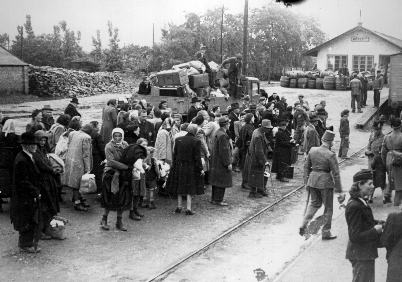 Hungary, Kőszeg, vasútállomás. 1944. június 18. zsidók átszállítása a Schey Fülöp utcai gettóból a szombathelyi gettóba, onnan 1944. július 4-én Auschwitzba deportálták a foglyokat., 1944, Fortepan, holocaust, train station, Holocaust train, persecution of Jews, Fortepan #200860