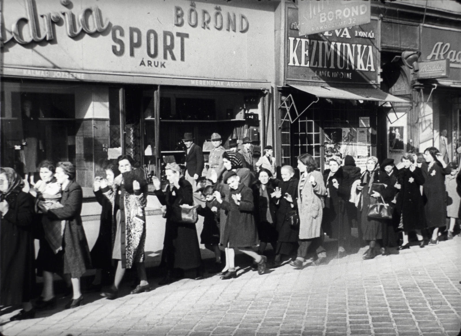 Hungary, Budapest VII., a felvétel a Rákóczi út 32. számú ház előtt készült., 1944, Fortepan, holocaust, public building, Budapest, persecution of Jews, posture, yellow star, Fortepan #200878