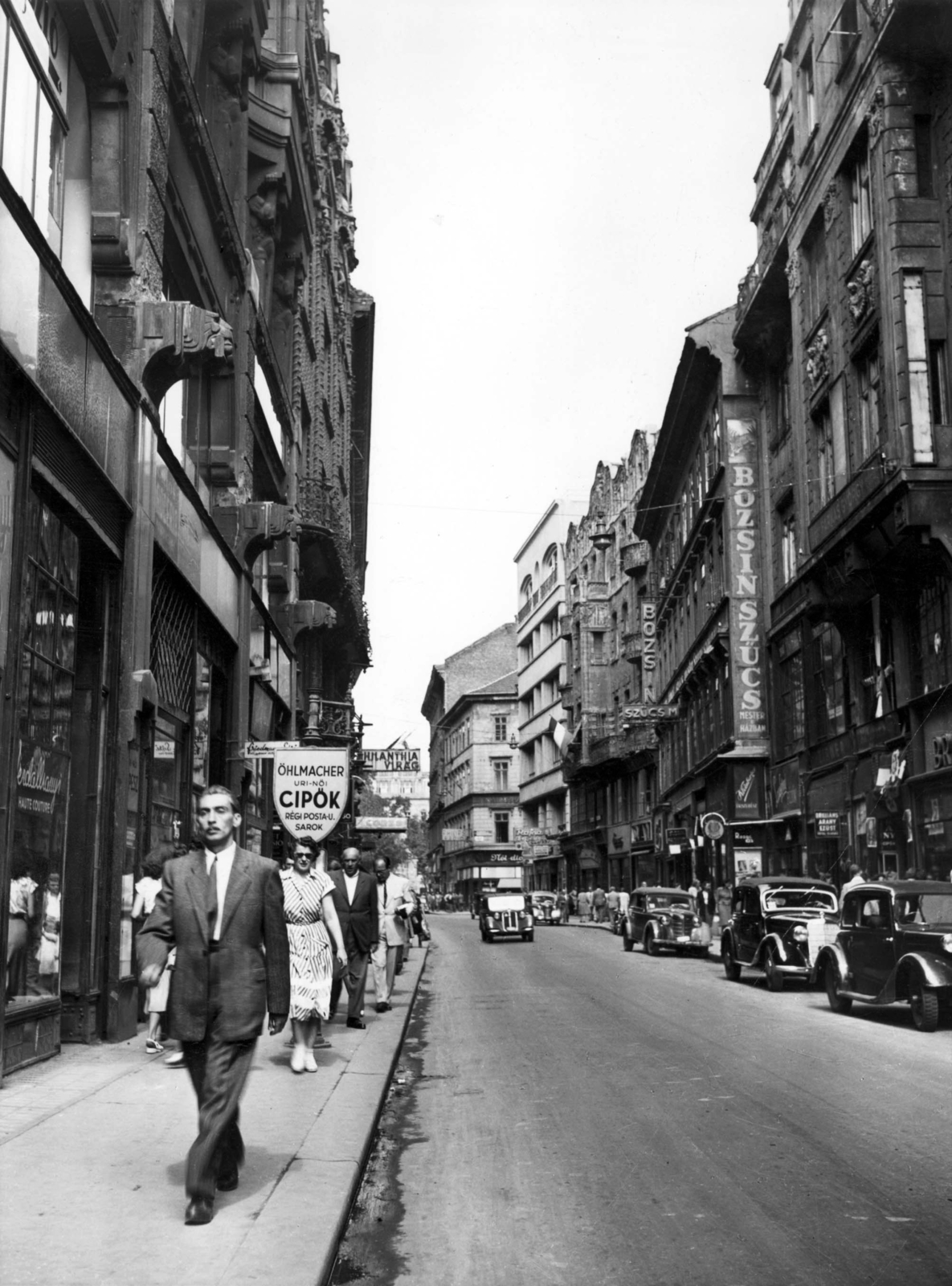 Magyarország, Budapest V., a Váci utca a Régi posta utca felől a Vörösmarty tér felé nézve., 1949, Fortepan, Budapest, automobil, cipőbolt, utcakép, Fortepan #200881