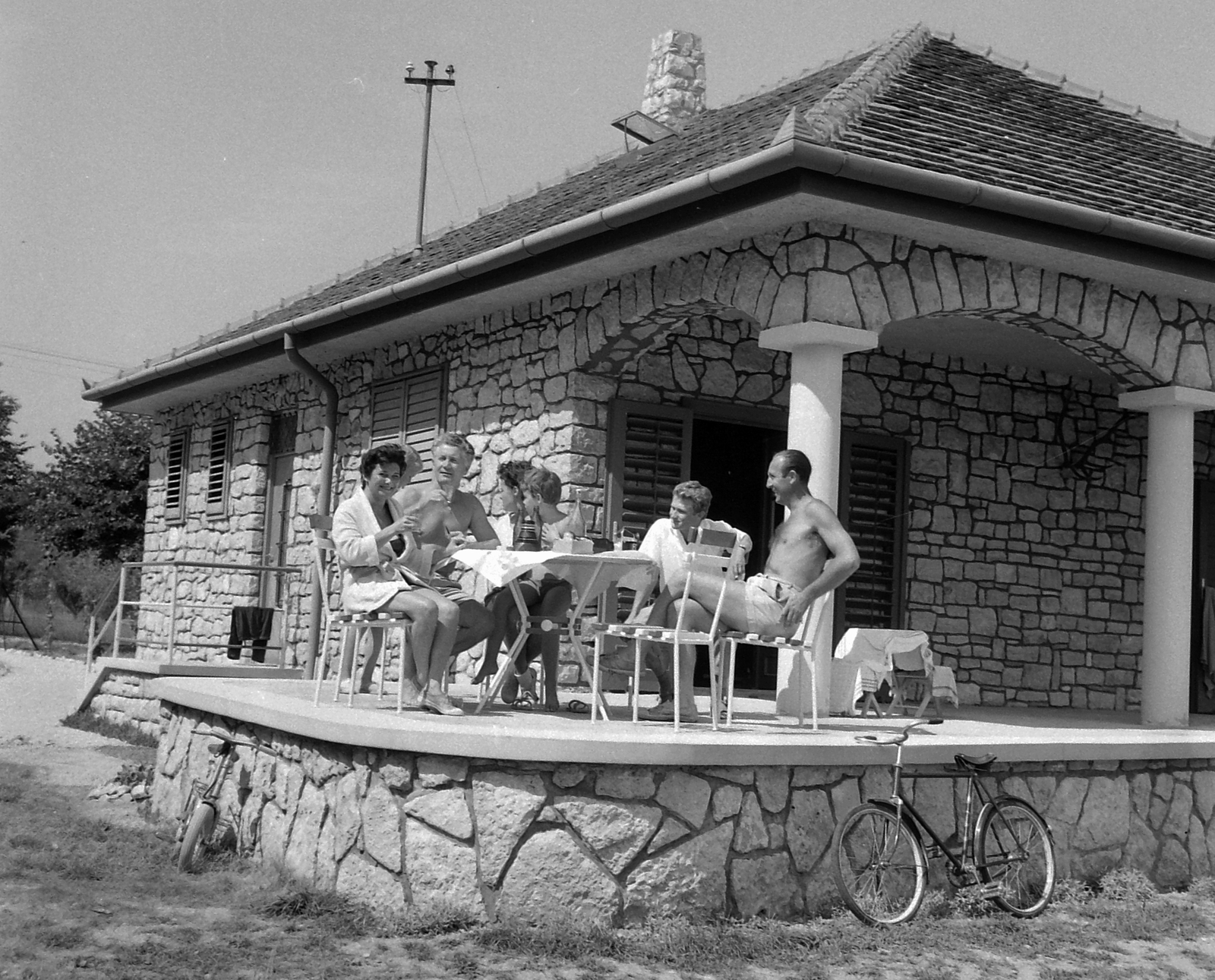 Hungary, Balatongyörök, Simándy József operaénekes nyaralója. (Simándy József balról a második), 1960, Kotnyek Antal, holiday house, Fortepan #20092