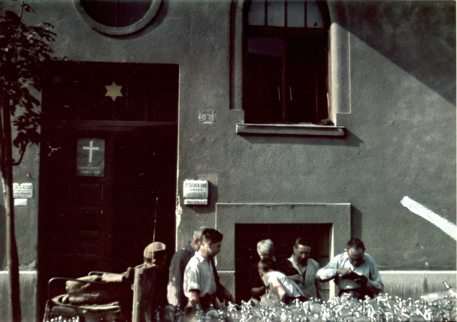 Hungary, Budapest III., Tímár utca 2. Kényszerlakhelyként kijelölt ún. csillagos ház., 1944, Fortepan, holocaust, colorful, doctor, whip, cross, soda water bottle, Budapest, Jewish ghetto house, wallet, persecution of Jews, enamel sign, Fortepan #200922