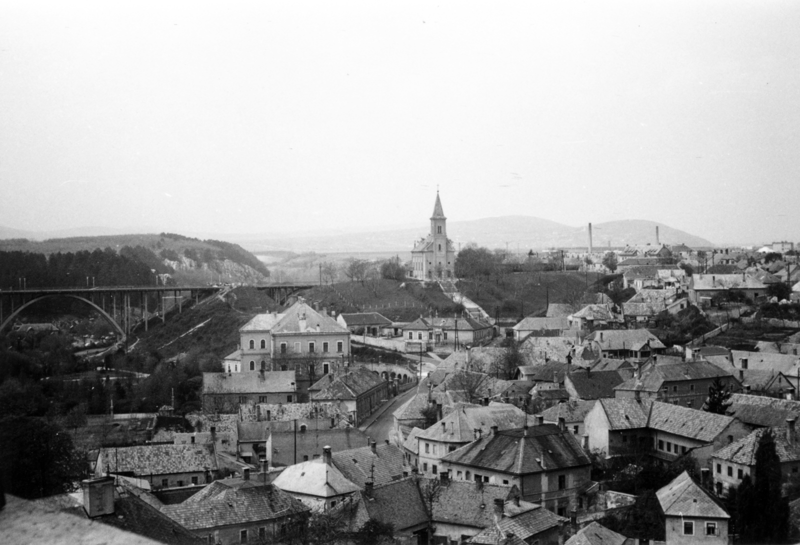 Hungary, Veszprém, kilátás a Várkilátótól a Szent István völgyhíd (Völgyhíd / Viadukt) és a Szent László-templom felé., 1975, Gaál Bertalan, Fortepan #200933