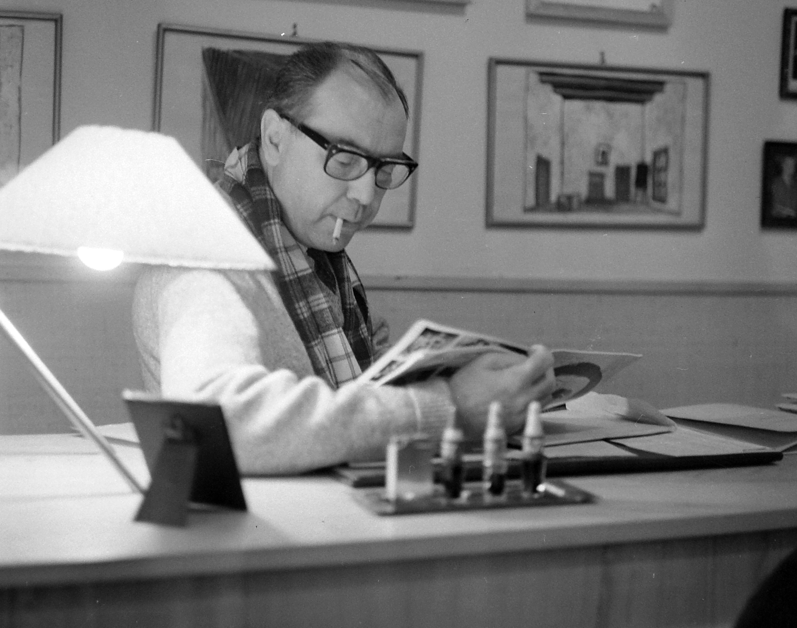 Hungary, Budapest XIII., Szent István körút, Vígszínház. Várkonyi Zoltán színész, rendező, színház igazgató., 1963, Kotnyek Antal, art of theater, celebrity, office, cigarette, smoking, light, desk, glasses, interior, actor, Budapest, photo in a frame, Fortepan #20094